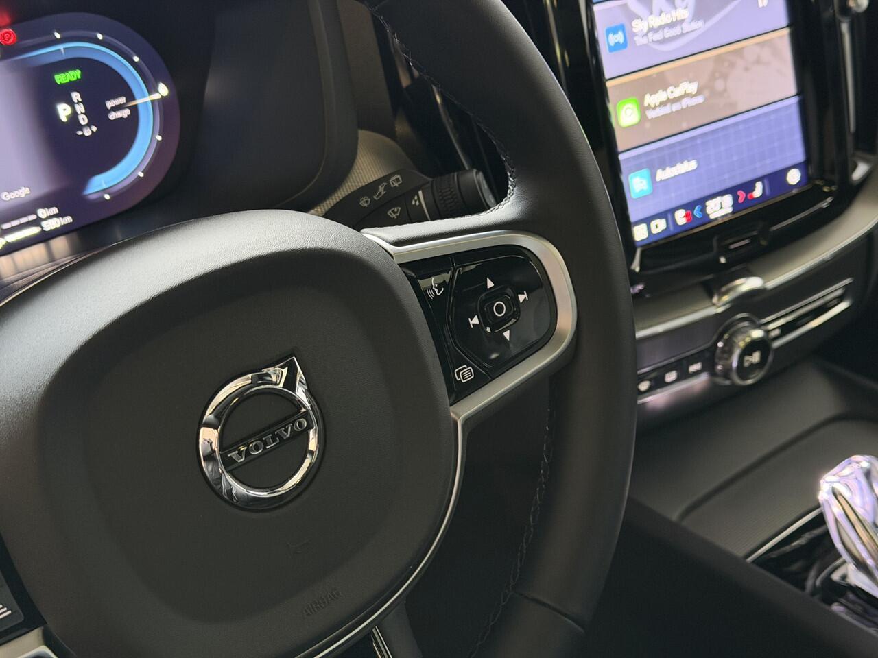 Volvo XC60 2.0 T6 350PK PHEV AWD PLUS DARK + LONG RANGE PANO HARMAN-KARDON 360CAM ELEK.KLEP STUUR/STOEL VERW. Plug in Hybrid ? Top Auto's Wijchen , Altijd een Ruim aanbod van Volvo's i BUSINESS / CORE / BRIGHT / DARK / ULTRA DARK / PLUS DARK / BLACK EDITION / ESS