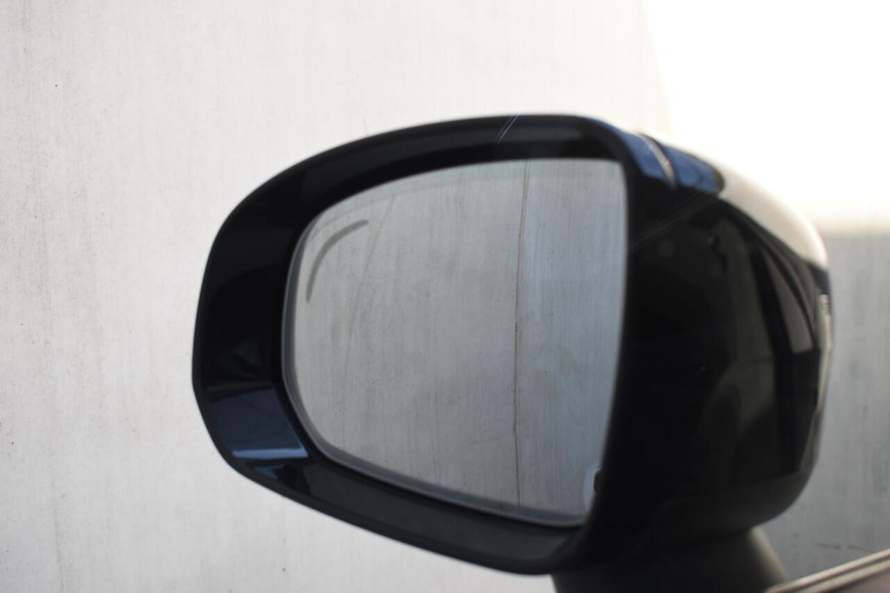 Volvo XC60 T6 350PK Automaat Plug-in Hybrid AWD Plus Dark / Navigatie / 360 Camera / Adaptieve Cruise Control / Stuur & Stoelverwarming / Elektr. Achterklep / Schuifdak / LM Velgen / Trekhaak