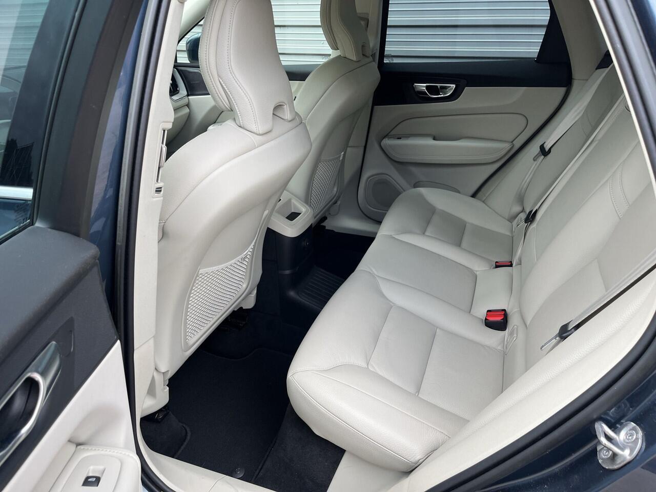 Volvo XC60 T6 Plug-in hybrid AWD Ultimate Bright / 360 camera / Trekhaak semi elektrisch / Head up display / 2250kg trekgewicht /