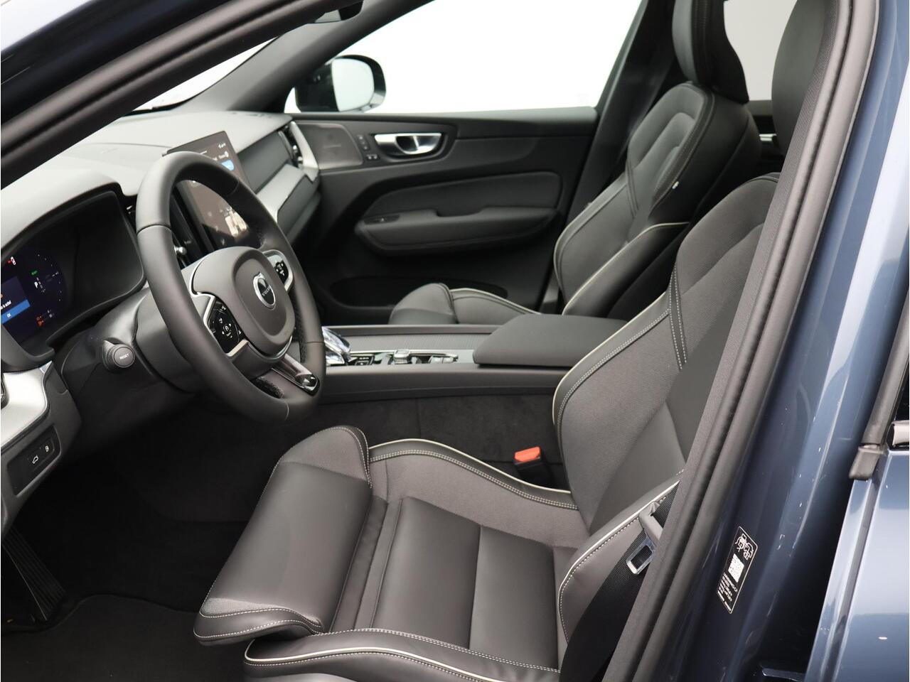 Volvo XC60 2.0 T6 Plug-in hybrid AWD Plus Black Edition / Panoramadak / Elektrische Stoelen / Harman Kardon / Stoel+Stuurverwarming / Getint Glas / BLIS / Keyless /