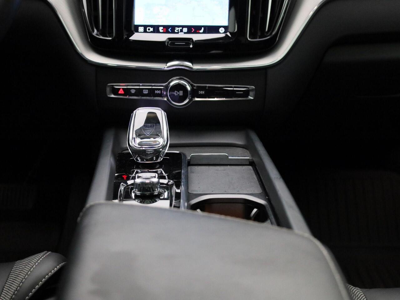 Volvo XC60 T6 Plug-in hybrid AWD Ultimate Dark | Panorama dak | Harman Kardon audio | verwarmde voorstoelen & achterbank |