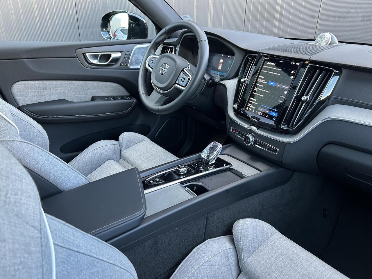 Volvo XC60 2.0 T6 Plug-in hybrid AWD Ultra Dark Panorama dak / B&W Audio / 360 camera / Tailored Wool bekleding / Geint. zitting verhogers achterbank / Elektr. stoelverstelling / Trekhaak