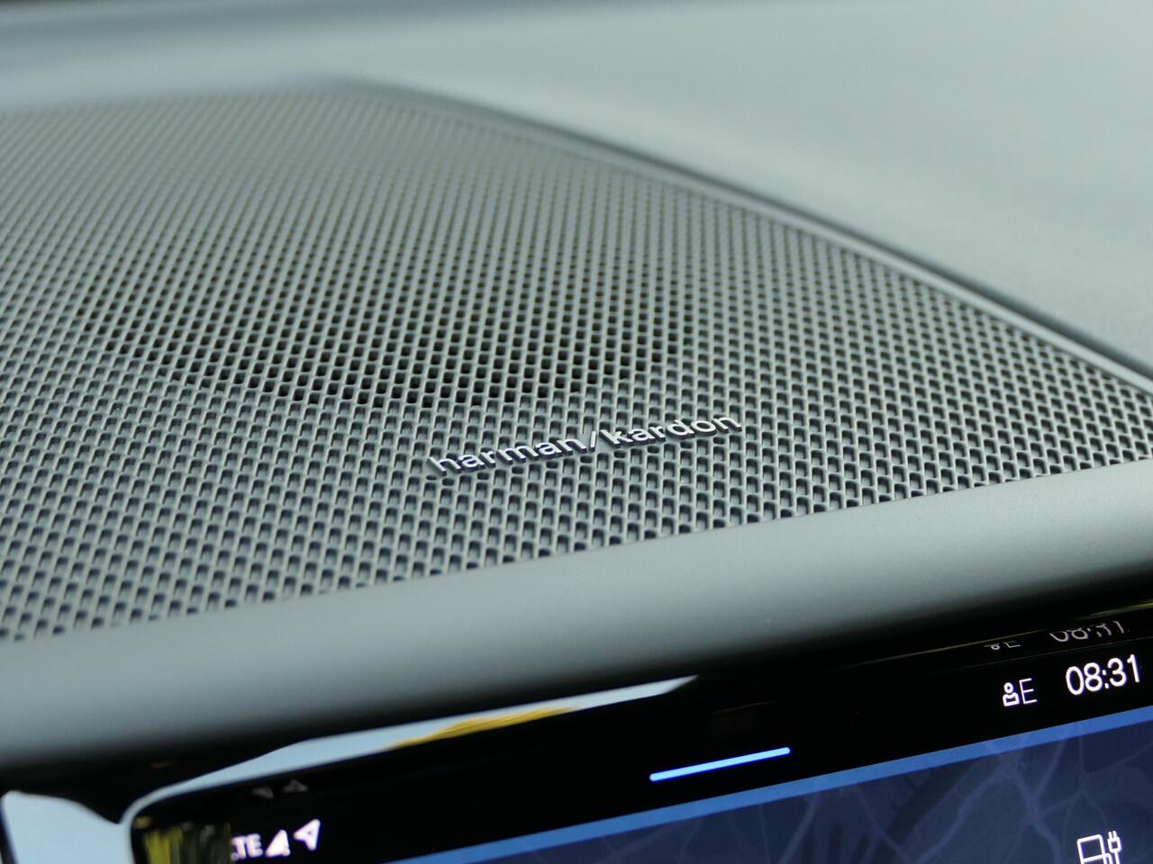 Volvo XC60 2.0 T8 Plug-in hybrid AWD Plus Dark 12 MND garantie / Panoramadak / Harman/Kardon /