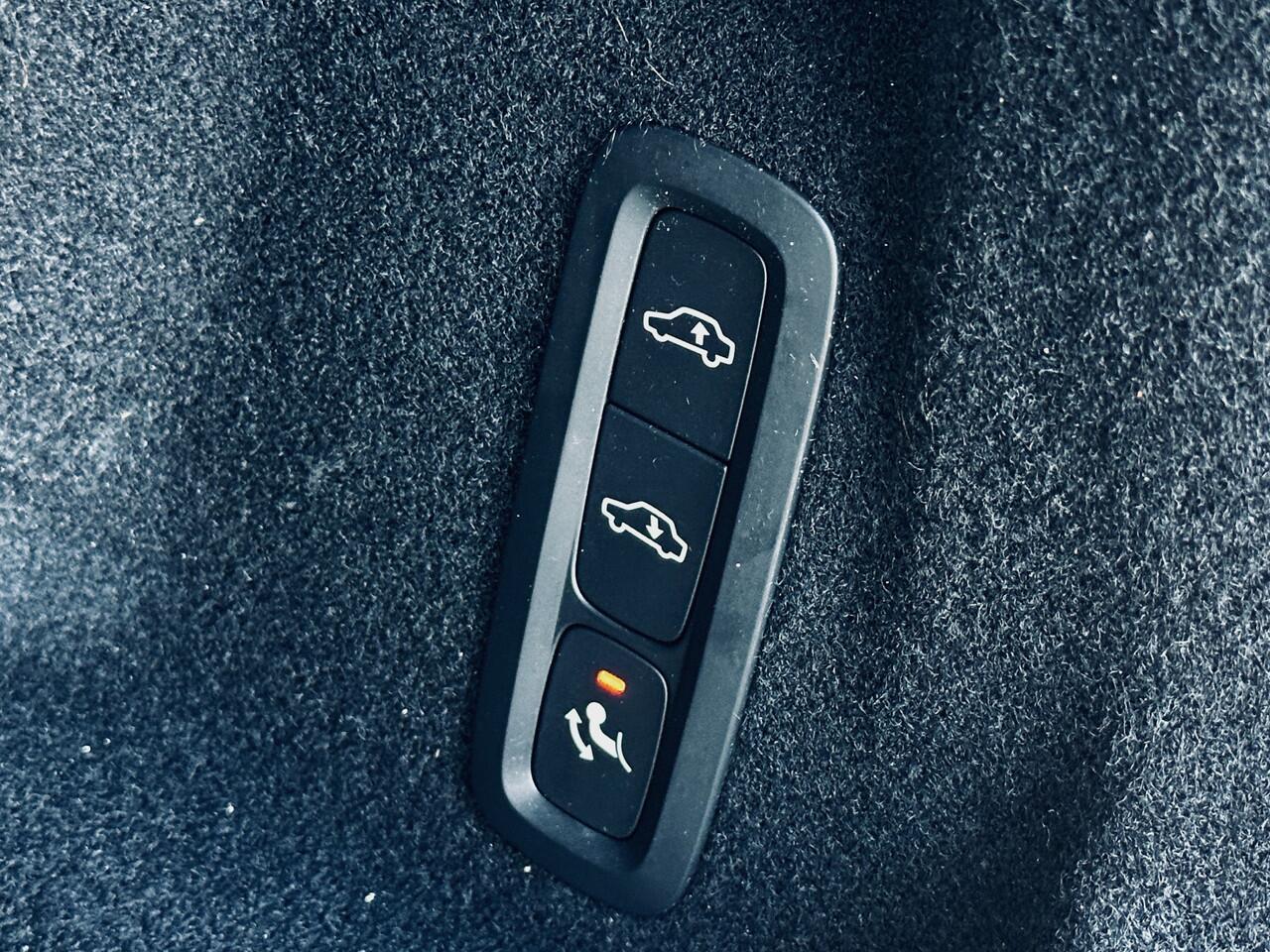 Volvo XC60 2.0 T8 hybrid AWD | Dark Label | Panodak | Luchtvering | Trekhaak | Autopilot | Adapt Cruise | Incl BTW