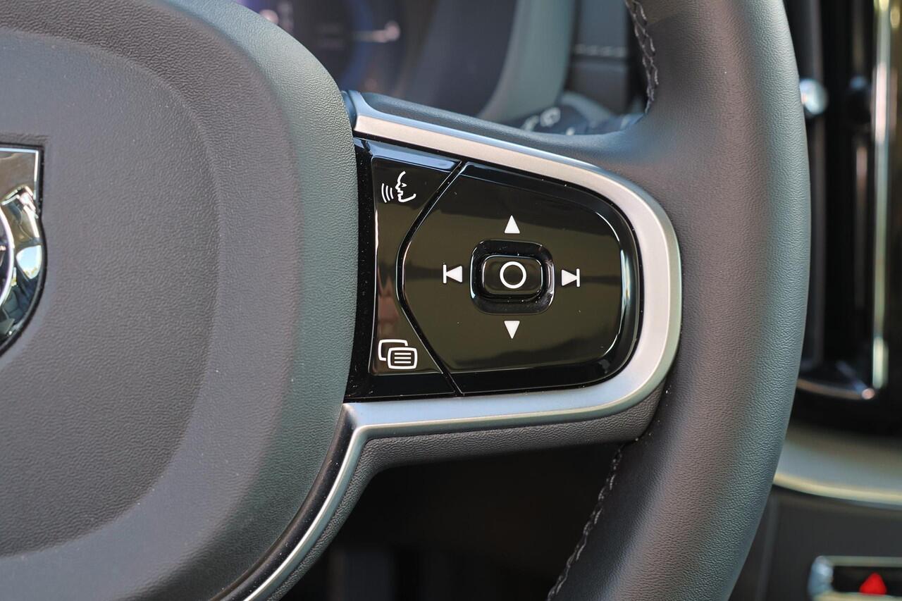 Volvo XC60 T6 Recharge AWD Ultra Dark - Panorama/schuifdak - IntelliSafe Assist & Surround - 360º Camera - Harman/Kardon audio - Adaptieve LED koplampen - Verwarmde voorstoelen, stuur & achterbank - Parkeersensoren voor & achter - Elektr. bedienb. voorstoelen met ge