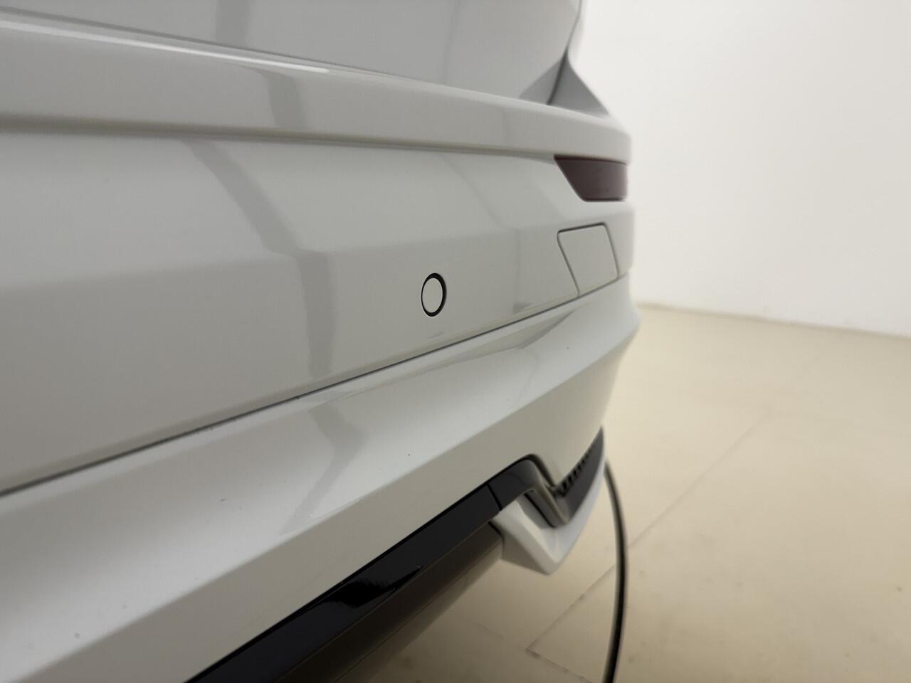 Volvo XC60 T6 Plug-in hybrid AWD Ultimate Dark / 20 '' Velgen / Head-up Display / Blis / Semi elektrisch trekhaak /