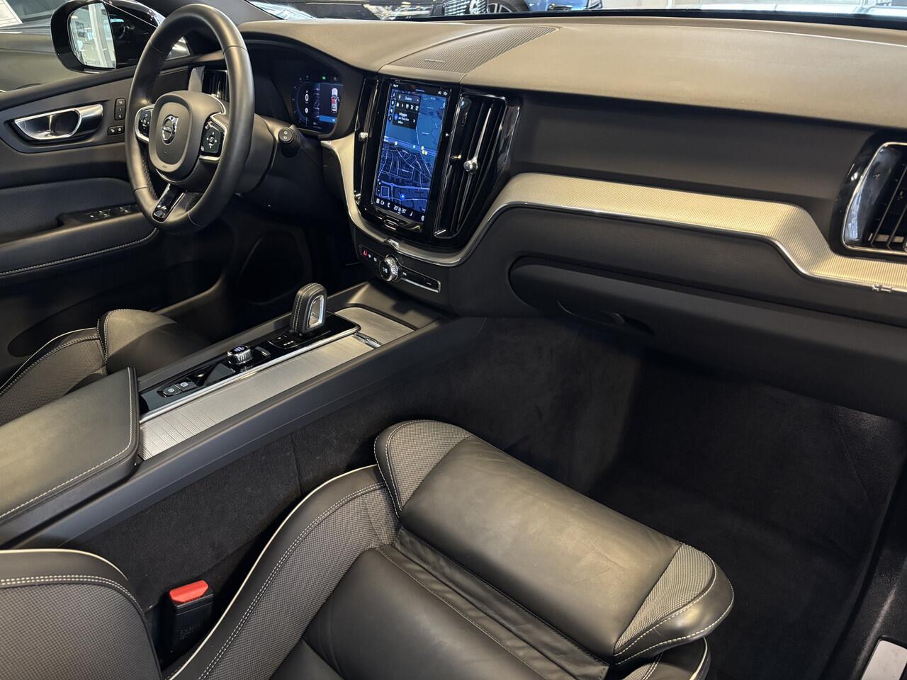 Volvo XC60 T6 AWD Plus Dark Black Edition - Long Range - Pandak / Head Up / H-K / R-Design int / Google / Dab+ / Adaptive - Pilot ass / Stuur- en Stoelverw - Elek Trekhaak -