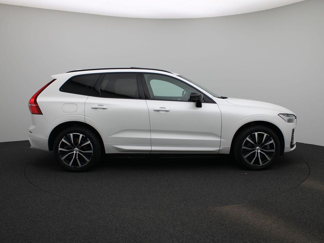Volvo XC60 T6 Plug-in hybrid AWD Ultimate Dark | Panorama dak | Harman Kardon audio | verwarmde voorstoelen & achterbank |