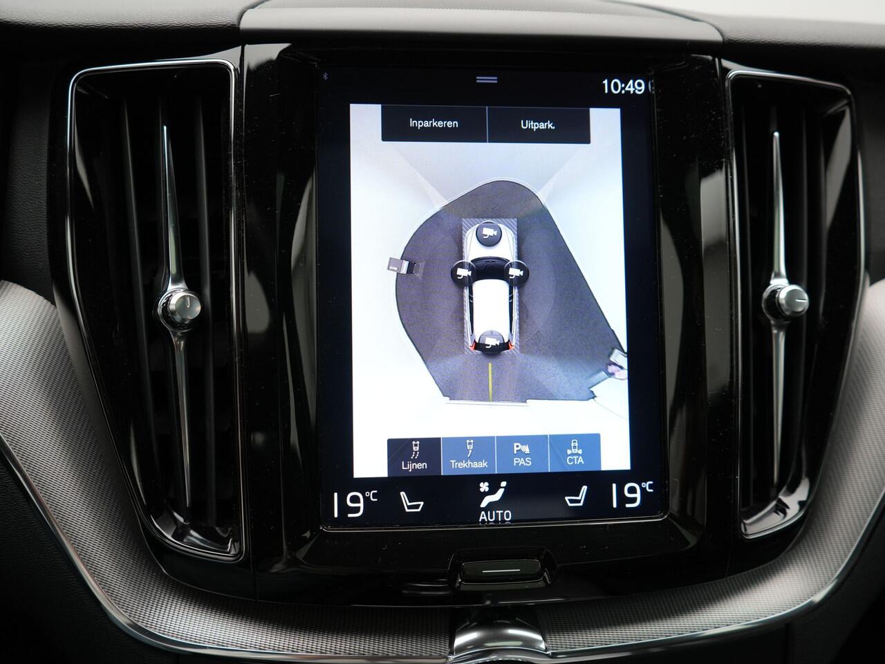 Volvo XC60 T8 Twin Engine AWD R-Design Plug in Hybrid 391pk PHEV | Trekhaak af Fabriek | Panodak | Pilot Assist | Adaptive Cruise | 360 Camera | Carplay | Keyless |