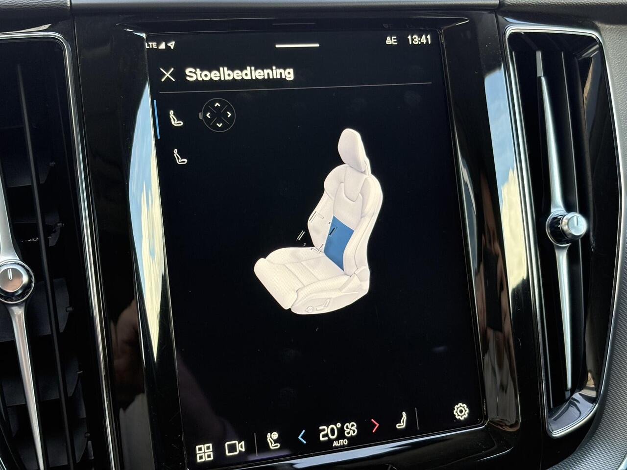 Volvo XC60 2.0 T6 Plug-in hybrid AWD Plus Dark | Adaptive cruise control | 360° camera | Trekhaak | Stoel- en stuurverwarming | Dode hoek detectie BLIS |