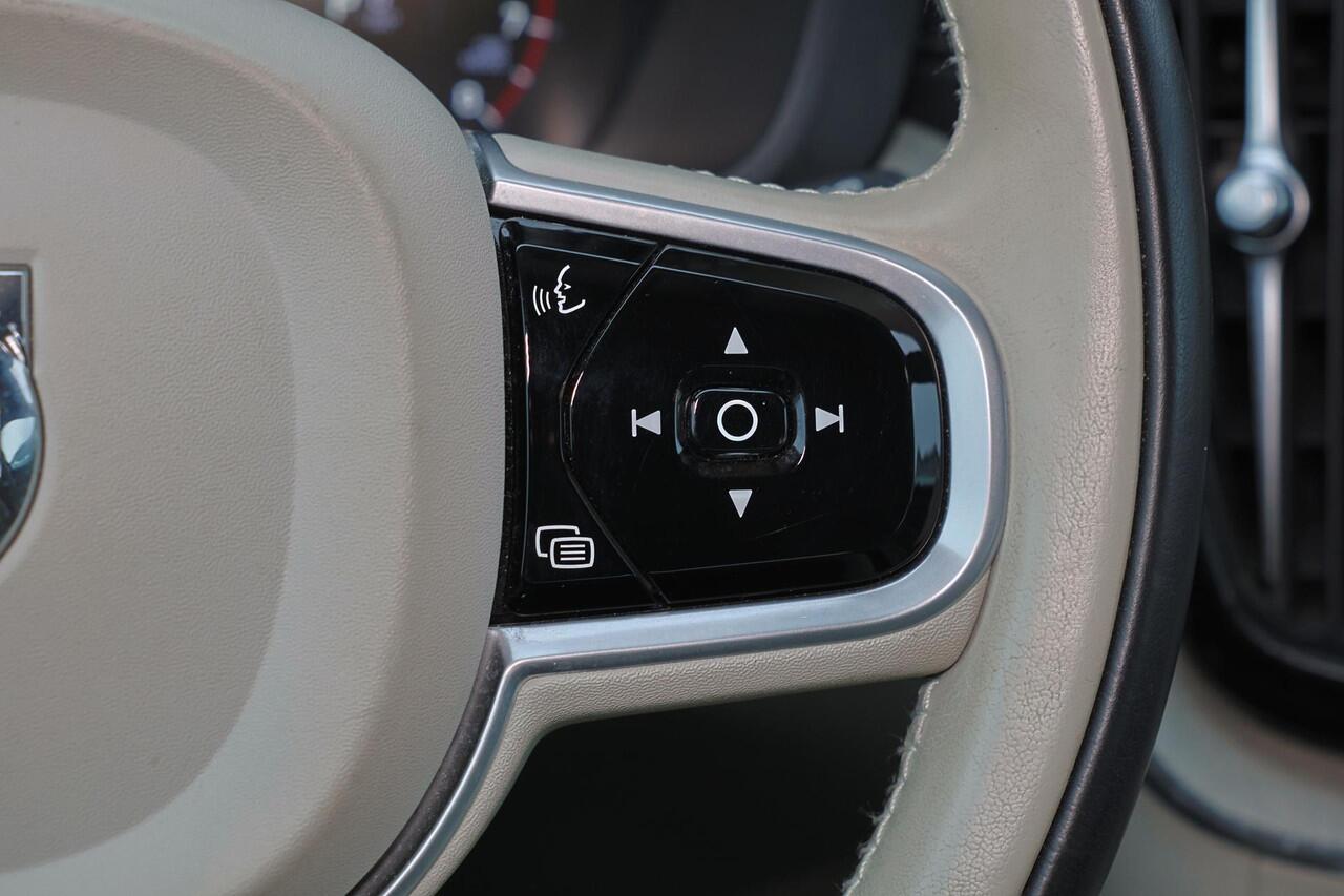 Volvo XC60 B5 Inscription - IntelliSafe Assist & Surround - Parkeercamera achter - Verwarmde voorstoelen & stuur - Parkeersensoren voor & achter - Elektr. bedienb. bestuurdersstoel met geheugen - High Performance audio - 19' LMV