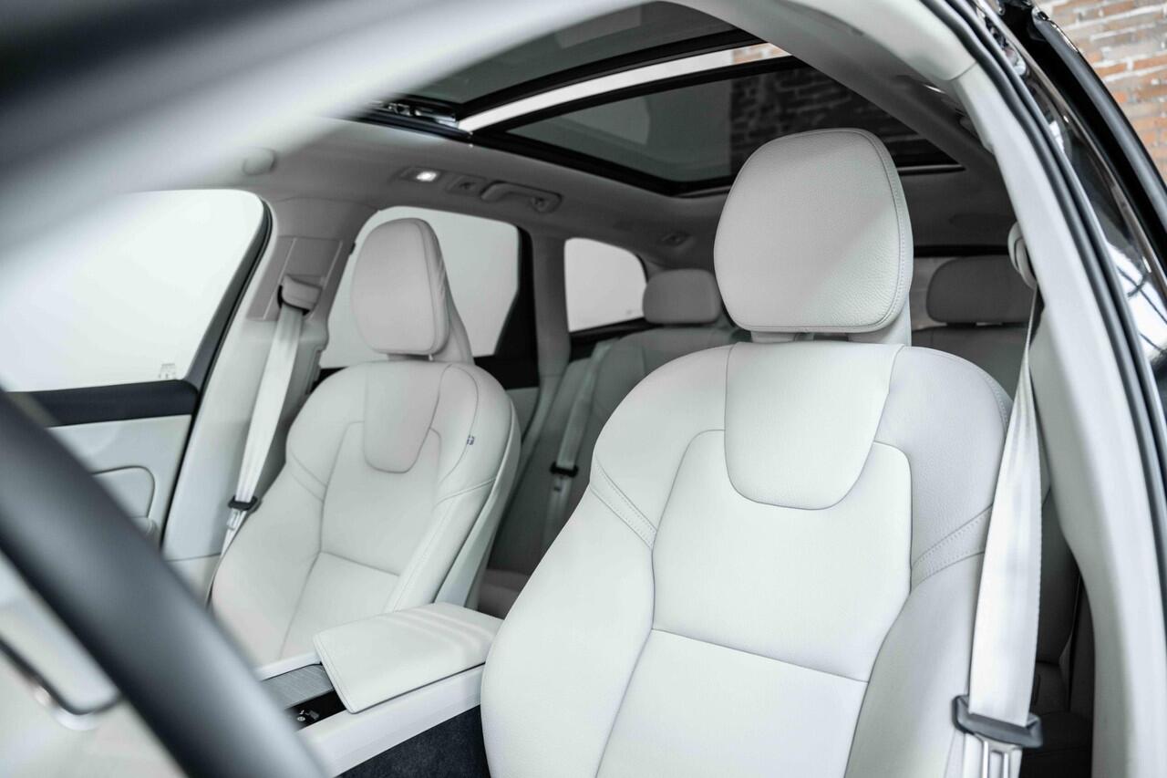 Volvo XC60 T6 Automaat Plug-in hybrid AWD Plus Dark | Harman Kardon premium audio | Blond lederen bekleding | Panoramadak | Google infotainment | 4-seizoenenbanden | Adaptive cruise control | Semi-electrische wegklapbare trekhaak | 360° parkeercamera | Parkeersensor