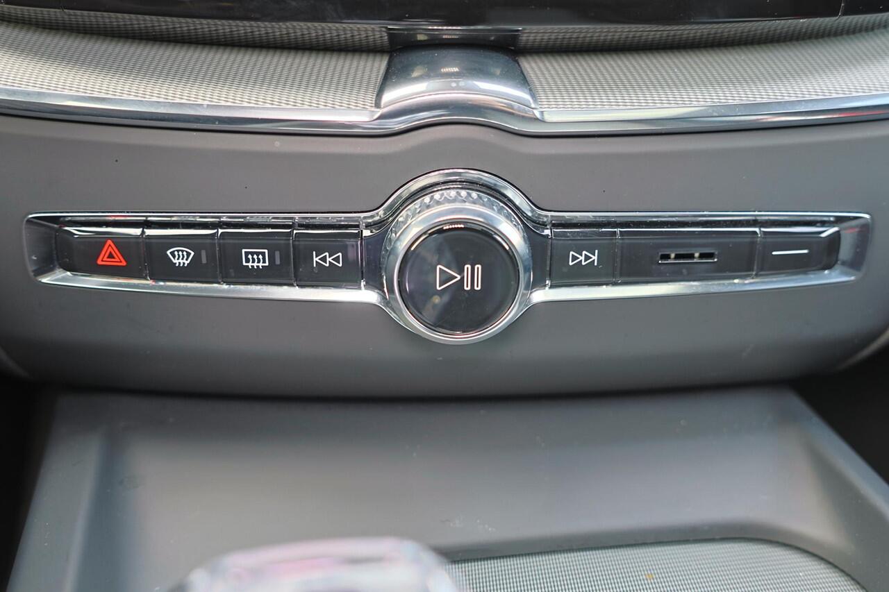 Volvo XC60 T6 Recharge AWD Ultra Black Edition - Panorama/schuifdak - IntelliSafe Assist & Surround - 360º Camera - Harman/Kardon audio - Adaptieve LED koplampen - Verwarmde voorstoelen & stuur - Parkeersensoren voor & achter - Elektr. bedienb. voorstoelen met geheu