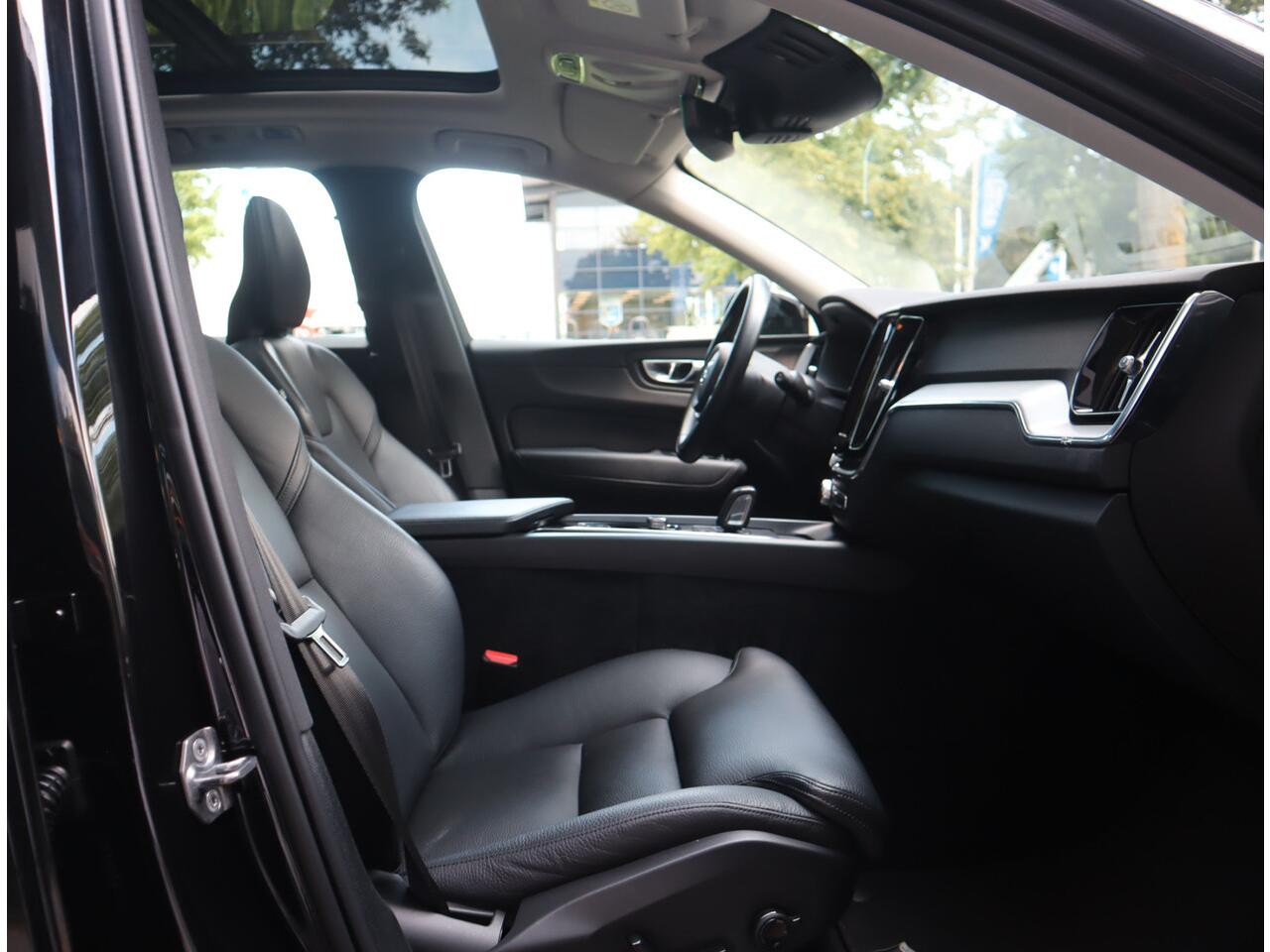 Volvo XC60 2.0 B5 250 PK Momentum Exclusive / Panoramadak