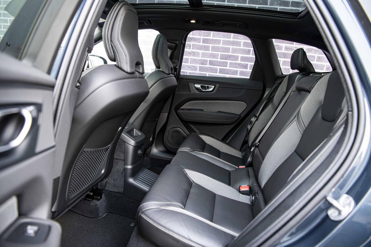 Volvo XC60 2.0 T6 Plug-in hybrid AWD Plus Black Edition | Panoramadak | Head-Up Display | Visual Park Assist | 22" | Luchtvering | Getint Glas | Adaptive Cruise |