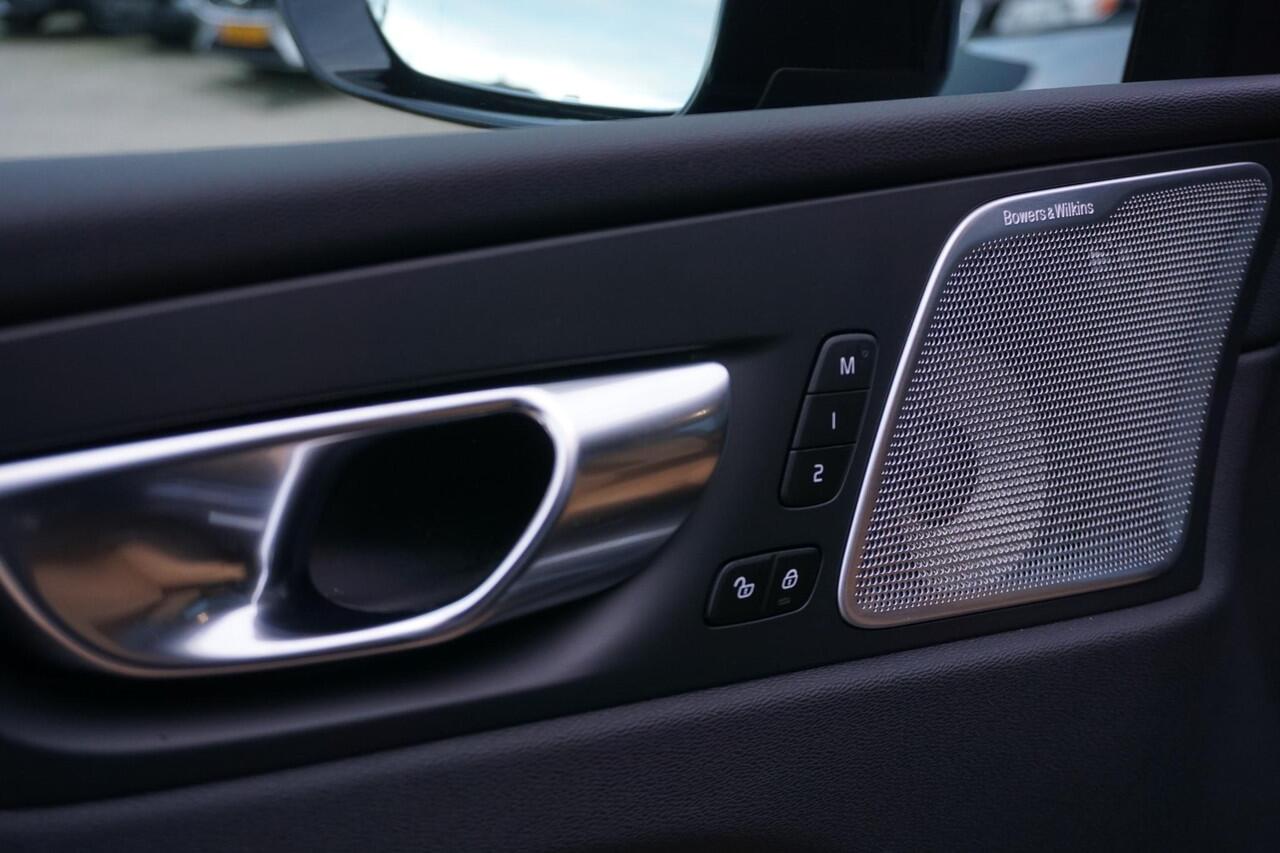 Volvo XC60 2.0 T8 Plug-in hybrid AWD Ultra Dark | Luchtvering | Bowers & Wilkins | Massage | Stoel koeling | Stoel + Stuur verwarming | Panorama Schuifdak |