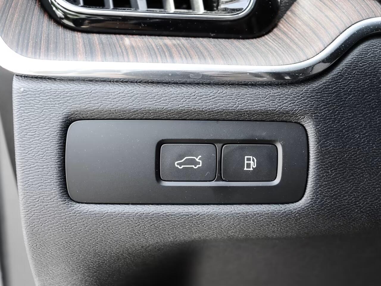 Volvo XC60 2.0 T8 Plug-in hybrid AWD Plus Dark (335kW/455PK) FULL OPTION (PANO / TREKH) ** 1e EIG - Ex VOLVO) ** INFORMEER OOK NAAR ONZE AANTREKKELIJKE FINANCIAL-LEASE TARIEVEN **