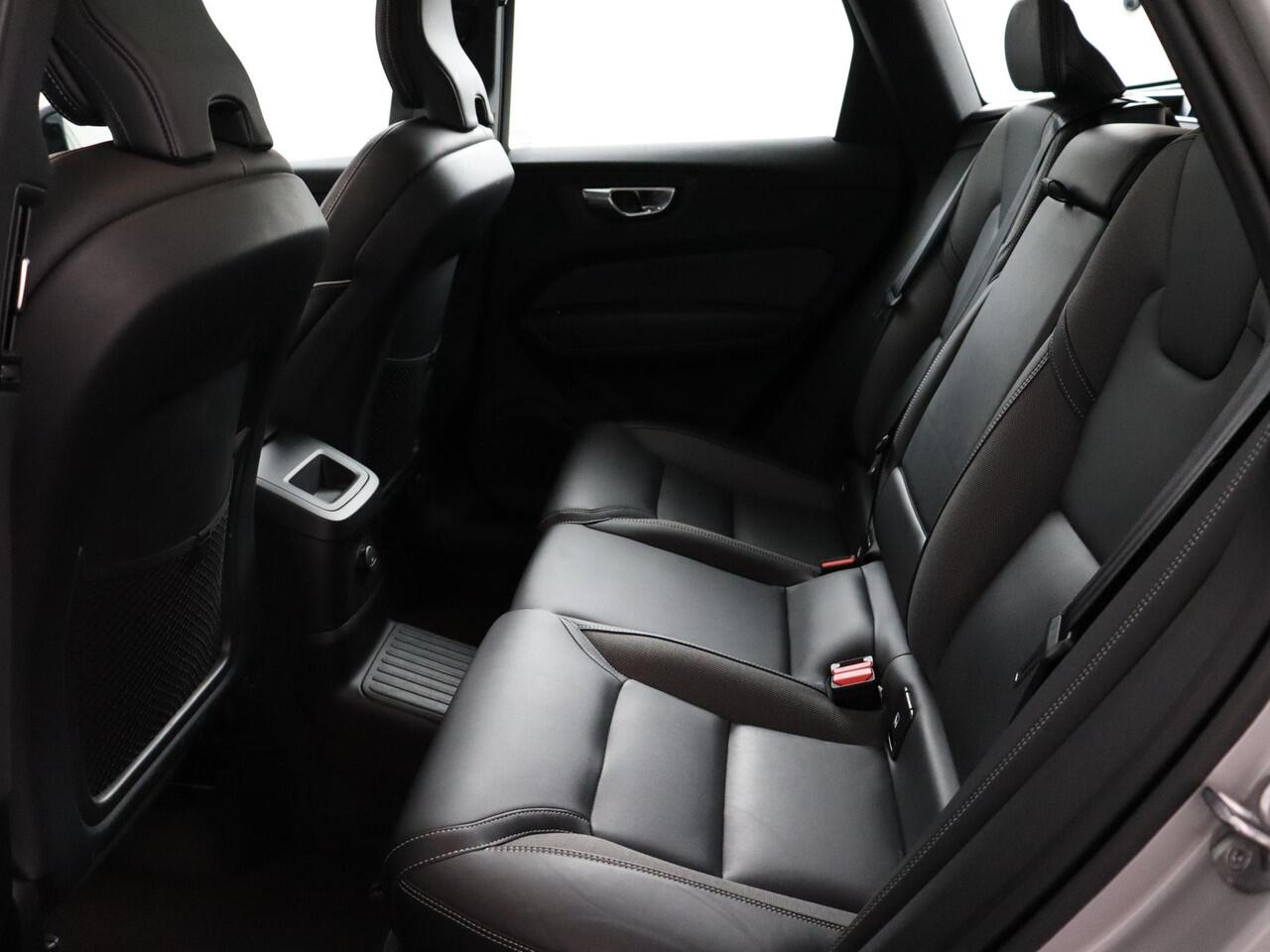 Volvo XC60 2.0 Recharge T6 AWD R-Design SilverDawn met Glossy Black pakket!