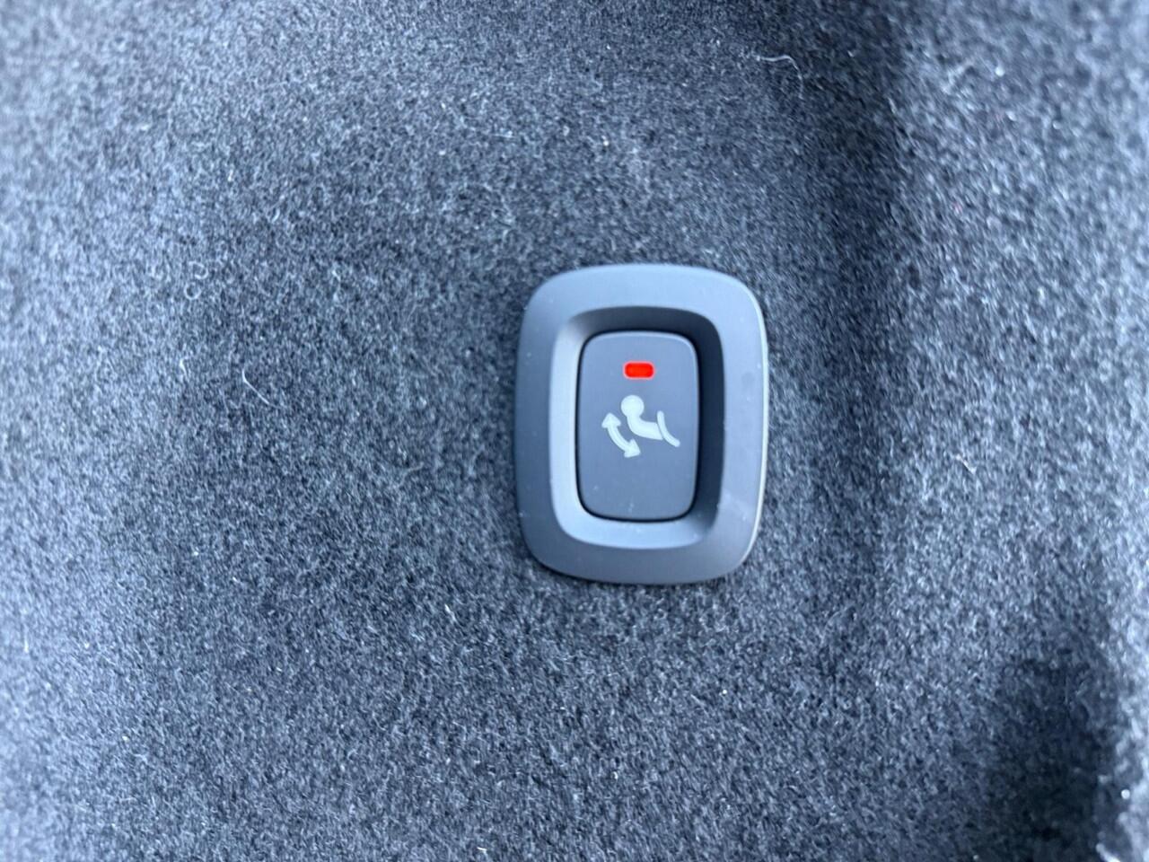 Volvo XC60 2.0 T6 Plug-in hybrid AWD Ultra Dark | Trekhaak | Panoramadak | Stoelverwarming | Head-up Display |