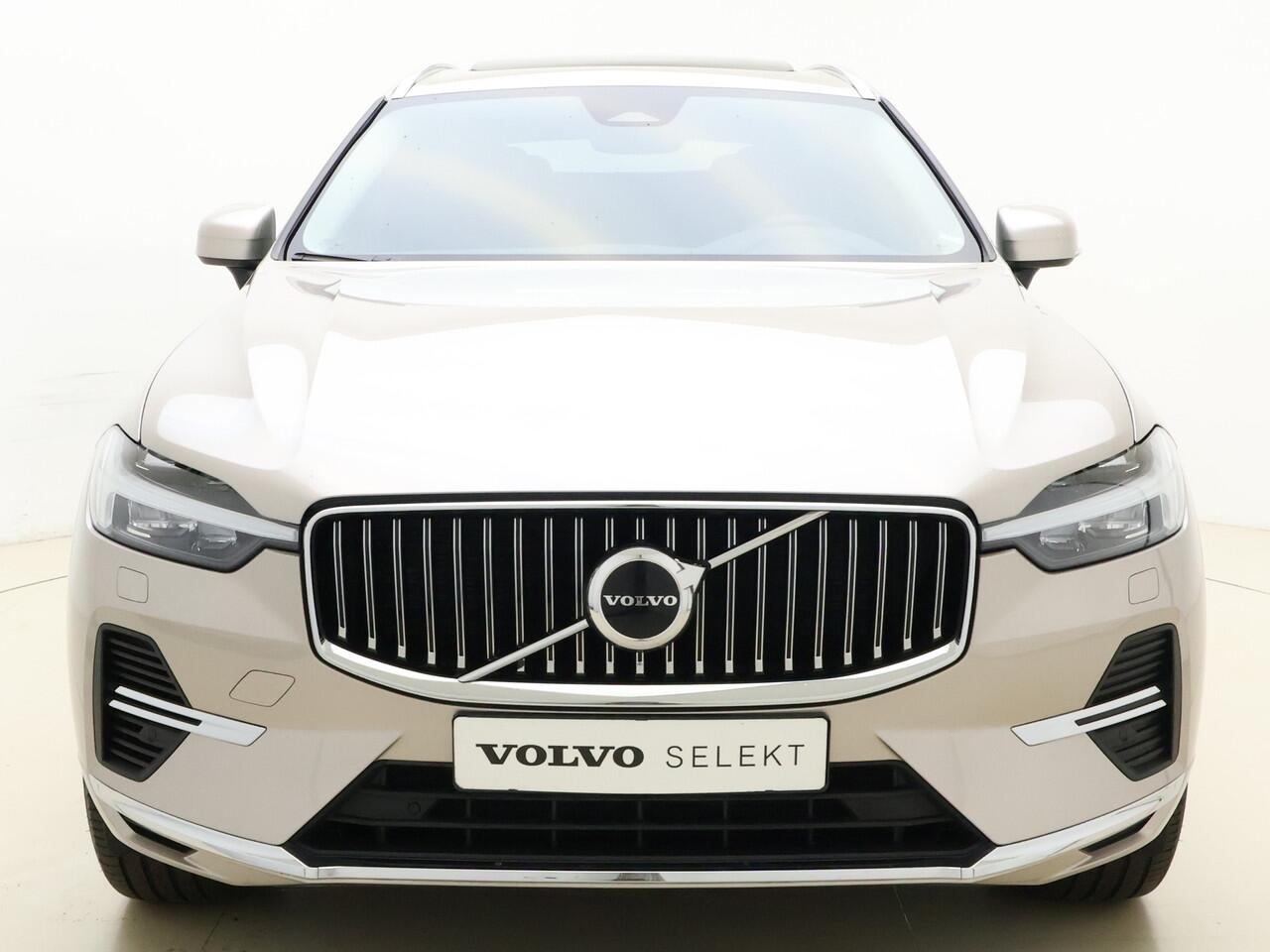 Volvo XC60 T6 350pk AWD Core Bright / Panoramadak / Pilot Assist / Stoel/- en stuurverwarming / Trekhaak / H&K audio / Lederen bekleding /