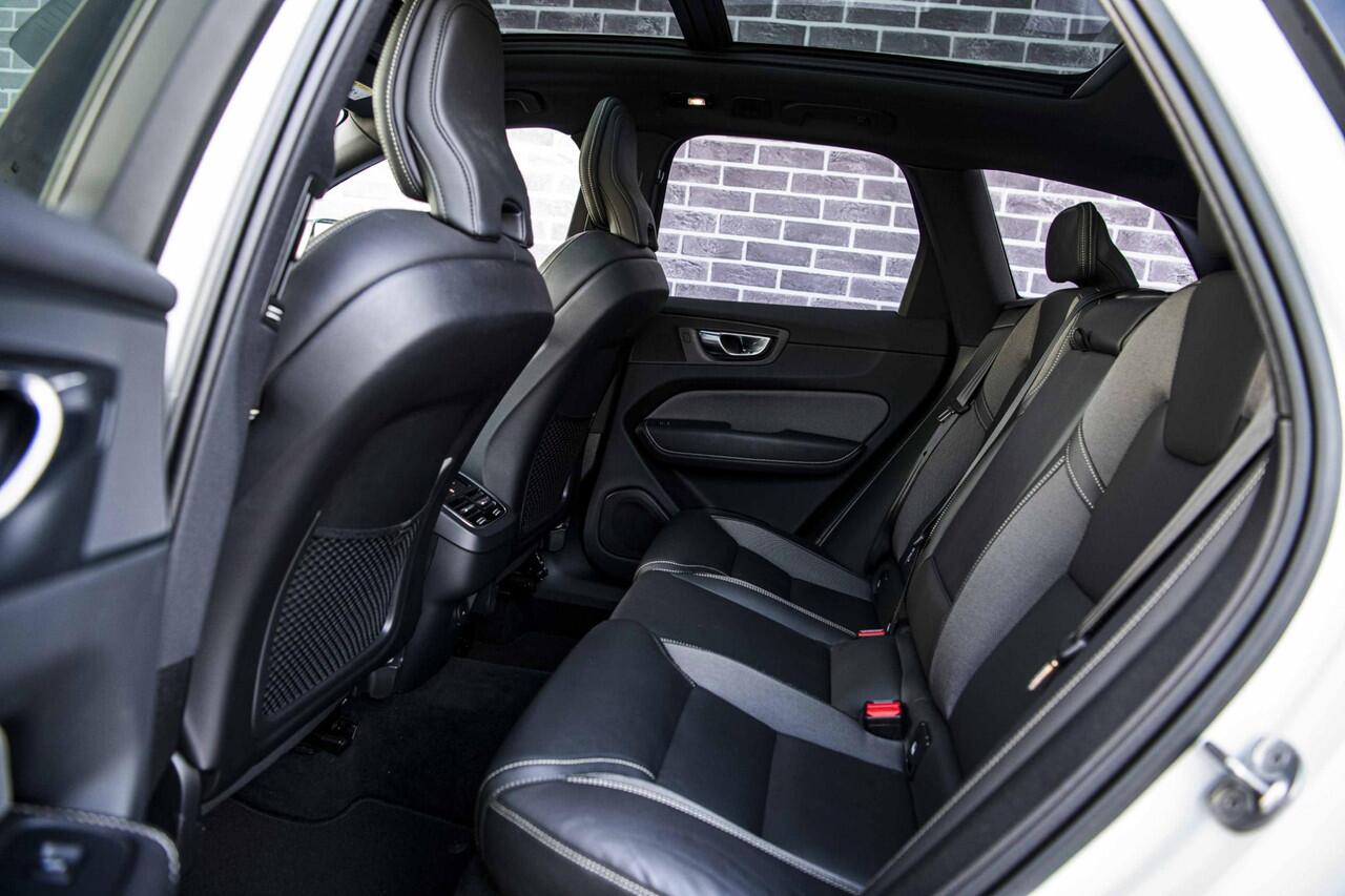 Volvo XC60 B5 Ultimate Dark | Trekhaak | Harman & Kardon | Stoel/stuur verwarming | Panorama dak | Adaptieve cruise control | Elektrisch verstelbare voorstoelen met memory |