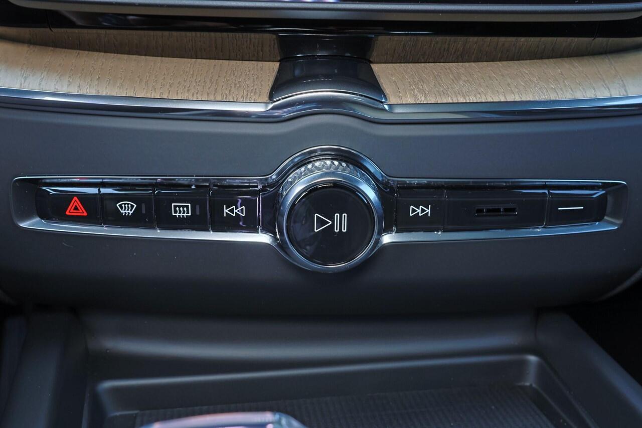 Volvo XC60 T8 Recharge AWD Ultra Dark - Panorama/schuifdak - IntelliSafe Assist & Surround - 360º Camera - Harman/Kardon audio - Adaptieve LED koplampen - Verwarmde voorstoelen, stuur & achterbank - Parkeersensoren voor & achter - Elektr. bedienb. voorstoelen met ge