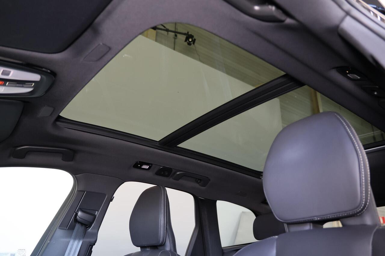 Volvo XC60 T8 Recharge AWD Ultimate Black Edition - Panorama/schuifdak - IntelliSafe Assist & Surround - 360º Camera - Adaptieve LED koplampen - Verwarmde voorstoelen, stuur & achterbank - Parkeersensoren voor & achter - Elektr. bedienb. voorstoelen met geheugen - H