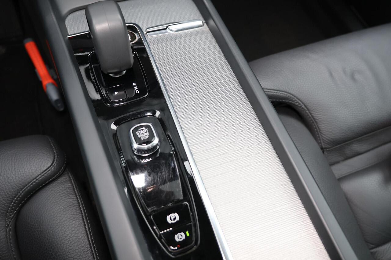 Volvo XC60 T6 Recharge AWD Ultra Dark - Panorama/schuifdak - IntelliSafe Assist & Surround - 360º Camera - Harman/Kardon audio - Adaptieve LED koplampen - Verwarmde voorstoelen, stuur & achterbank - Parkeersensoren voor & achter - Elektr. bedienb. voorstoelen met ge