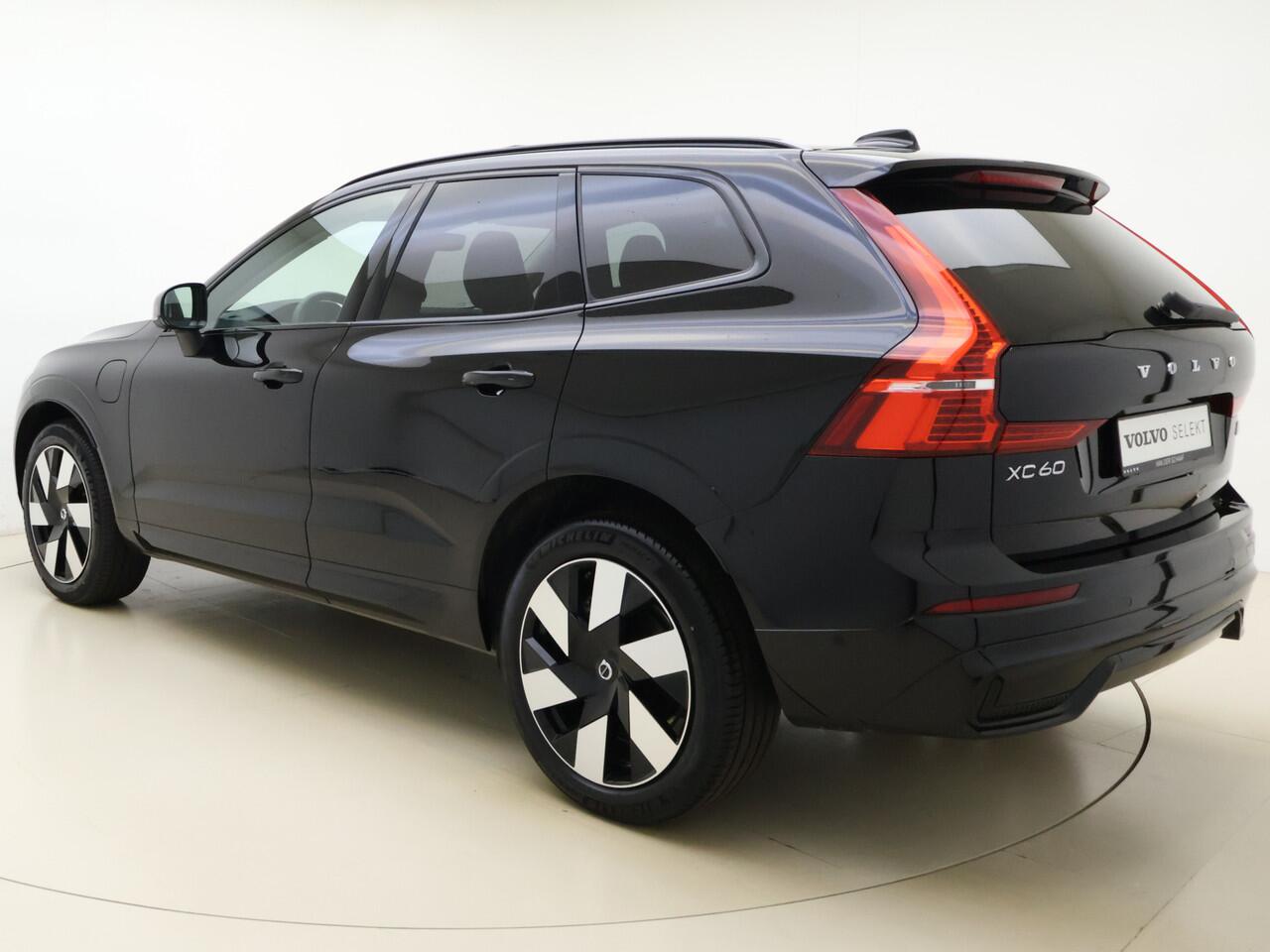 Volvo XC60 T8 455pk Plug-in hybrid AWD Ultra Dark / Panorama dak / Camera rondom / H&K audio / Stoelen met geheugen / Stoel/- en stuurverwarming /