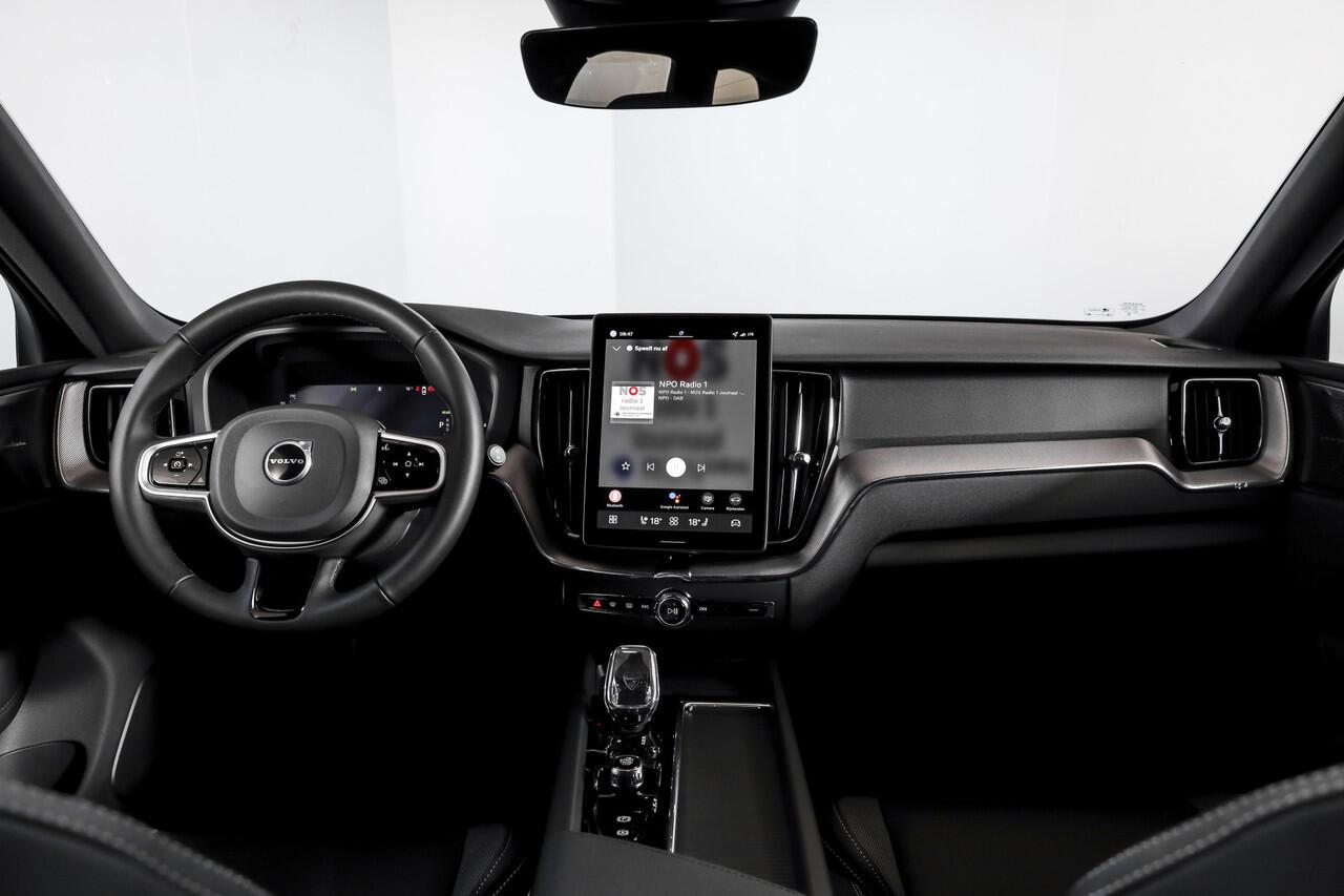 Volvo XC60 2.0 T8 Plug-in hybrid AWD Plus Black Edition - Facelift | S/K Panodak | Dig.Cockpit | Adapt.Cruise | Stoel-+Stuurverw. | 360 Camera | NAV+App.Connect | Auto.Airco | Harmon Kardon | LM 21" | 2481