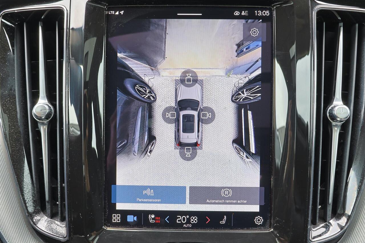 Volvo XC60 T6 Recharge AWD Plus Dark - Panorama/schuifdak - IntelliSafe Assist & Surround - 360º Camera - Verwarmde voorstoelen, stuur & achterbank - Parkeersensoren voor & achter - Elektr. bedienb. voorstoelen met geheugen - Draadloze tel. lader - Elektr. inklapbar