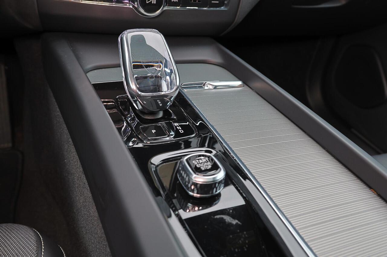 Volvo XC60 T6 Recharge AWD Ultra Black Edition - Panorama/schuifdak - IntelliSafe Assist & Surround - 360º Camera - Harman/Kardon audio - Adaptieve LED koplampen - Verwarmde voorstoelen, stuur & achterbank - Parkeersensoren voor & achter - Elektr. bedienb. voorstoel