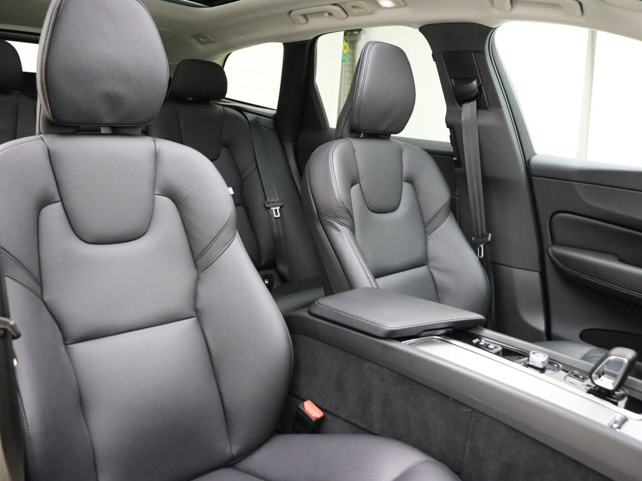 Volvo XC60 T6 350pk AWD Core Bright / Panoramadak / Pilot Assist / Stoel/- en stuurverwarming / Trekhaak / H&K audio / Lederen bekleding /