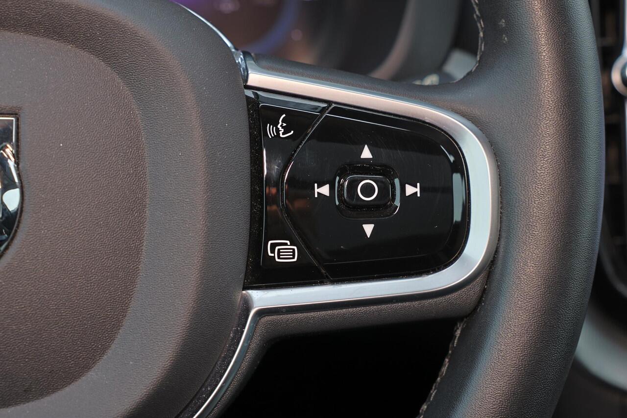 Volvo XC60 T6 Recharge AWD Plus Dark - Panorama/schuifdak - IntelliSafe Assist & Surround - Harman/Kardon audio - Parkeercamera achter - Adaptieve LED koplampen - Verwarmde voorstoelen, stuur & achterbank - Parkeersensoren voor & achter - Elektr. bedienb. voorstoele