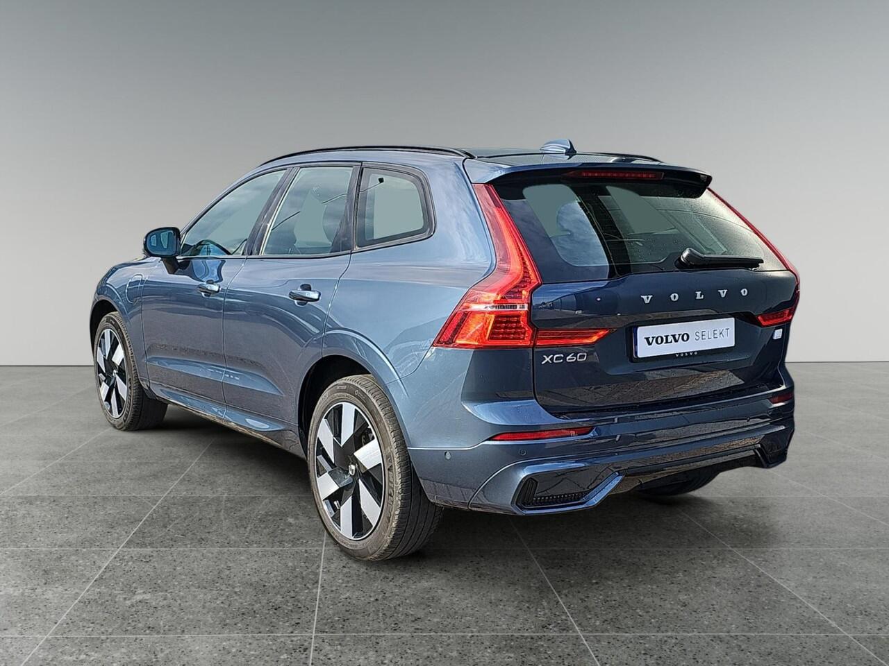 Volvo XC60 2.0 T6 Plug-in hybrid AWD Ultimate Dark | Head up Display | Stoelverwarming | Trekhaak | 360 graden Camera |