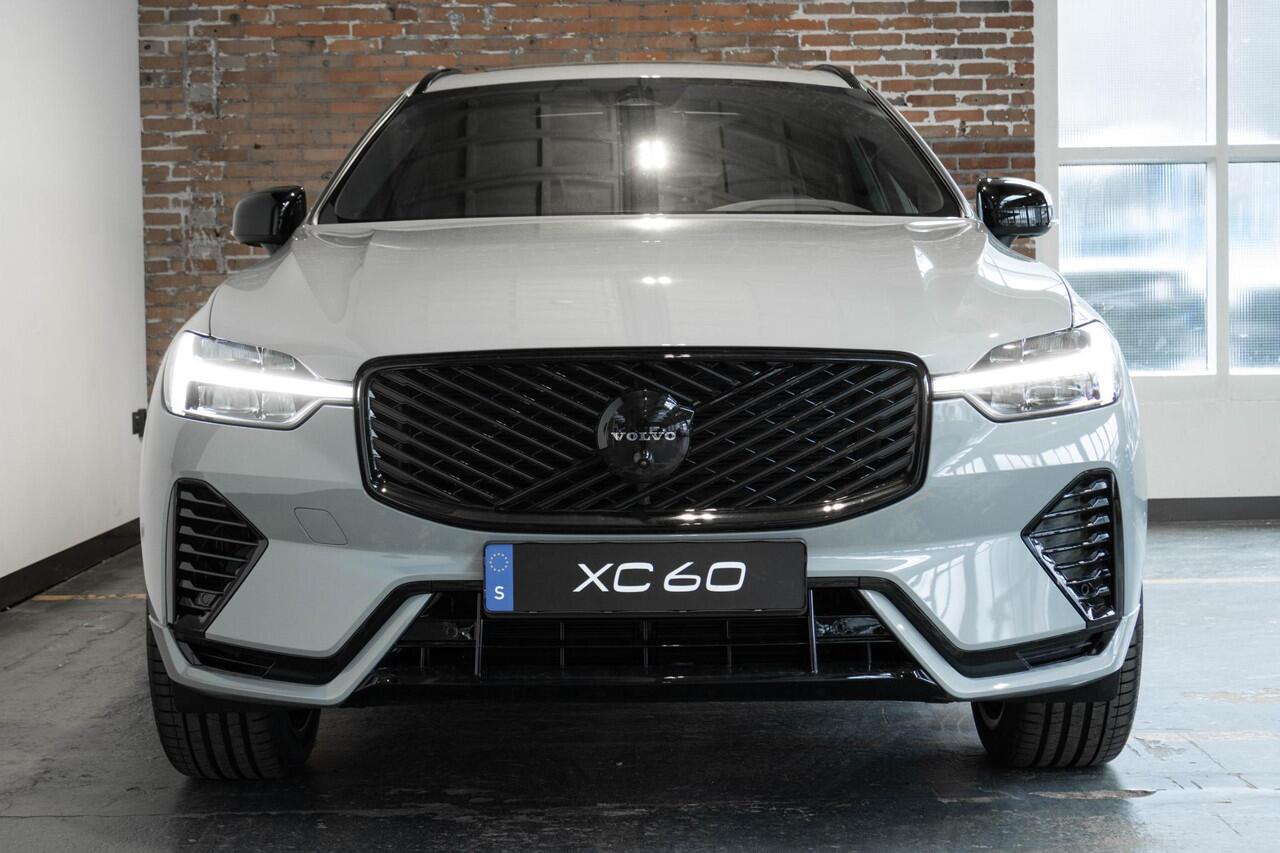 Volvo XC60 2.0 T6 Plug-in hybrid AWD Plus Black Edition | Verwacht Nov. 2025 | Luchtvering | 360º Camera | Schuif/Kantel-Panoramadak | Head-Up Display | 21" Lichtmetalen Wielen | Donkergetint Glas |