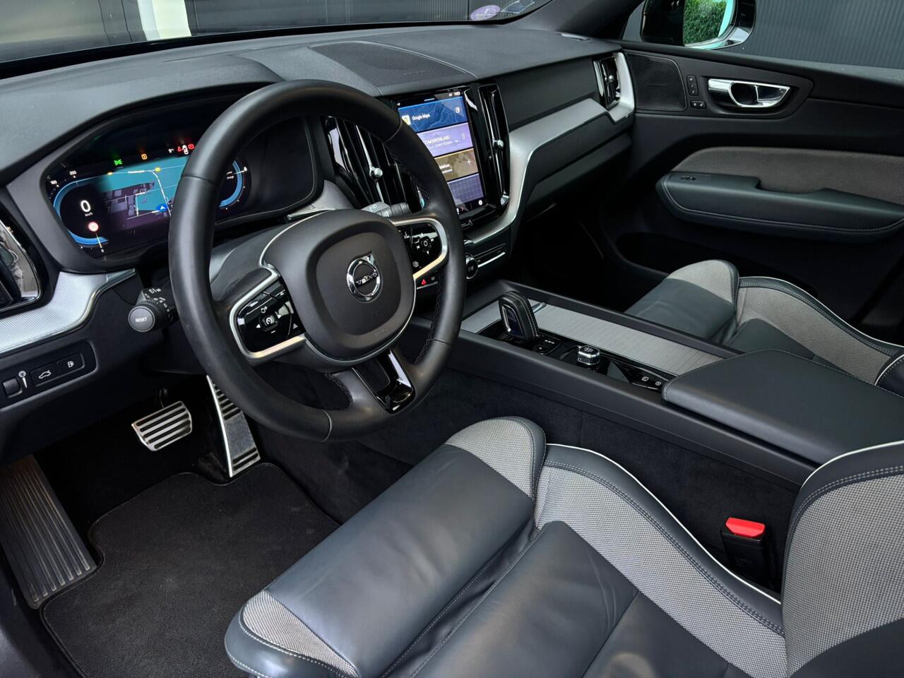 Volvo XC60 2.0 T6 Plug-in Hybrid AWD R-Design Panodak Harman Kardon Trekhaak Dealer Onderhouden