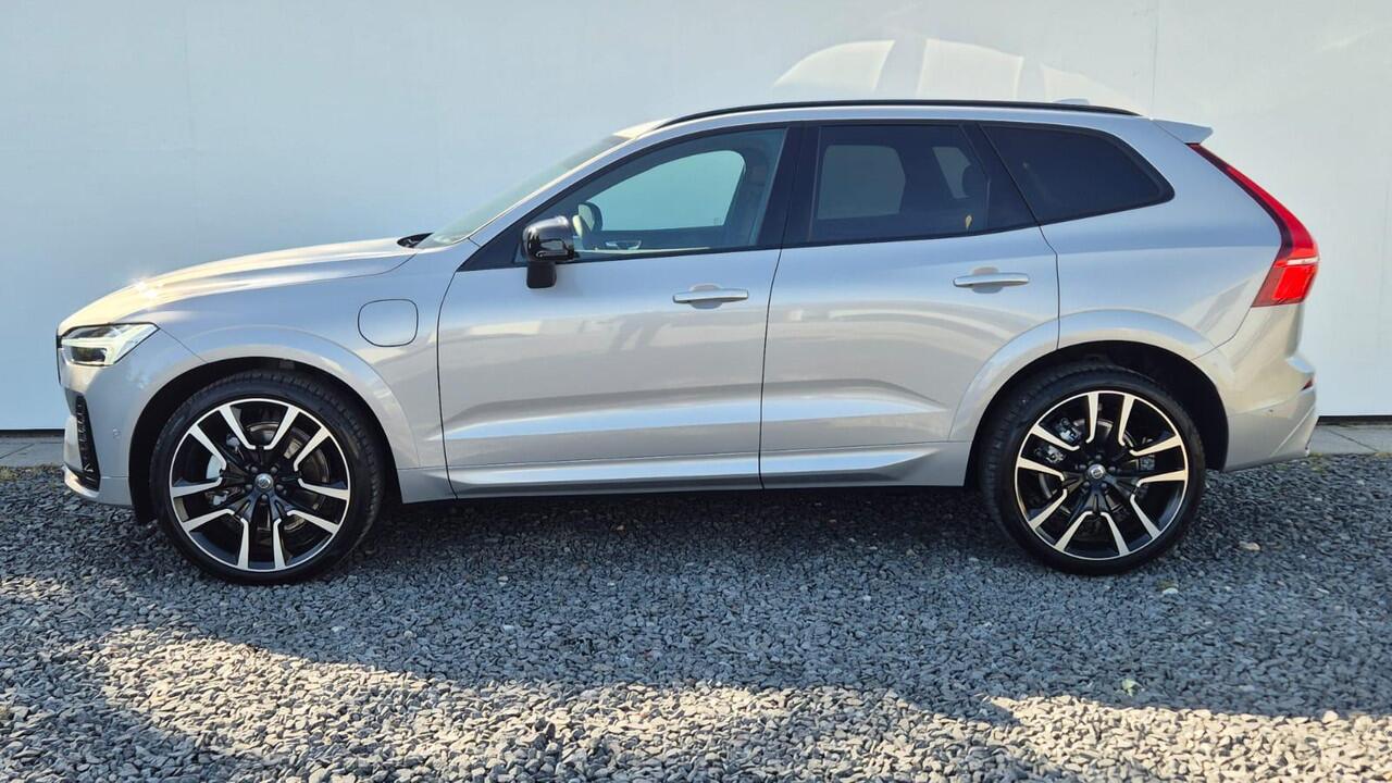 Volvo XC60 2.0 T8 PHEV AWD Ultra Dark Luchtvering - Bowers Wilkins Sound - 22 Licht metalen Wielen - Gelamineerde zijruiten - Massage functie voorstoelen - Alarm - Climate - RC20 Lederen interieur