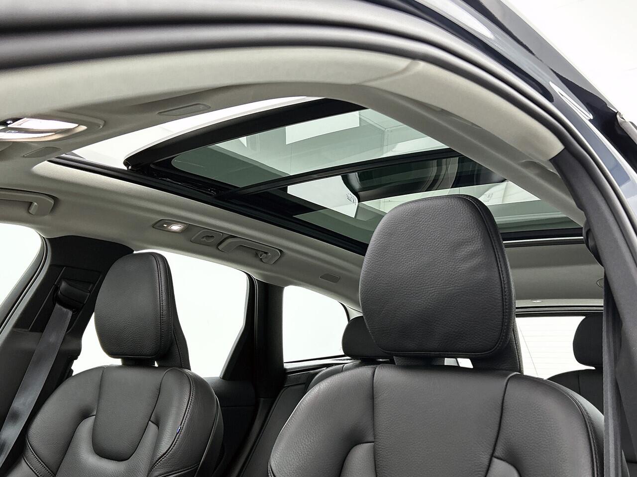 Volvo XC60 2.0 T8 Plug-in hybrid AWD Plus Bright | 310 pk | Panoramadak | Premium Audio by Harman Kardon | 2.250 kg Trekgewicht |