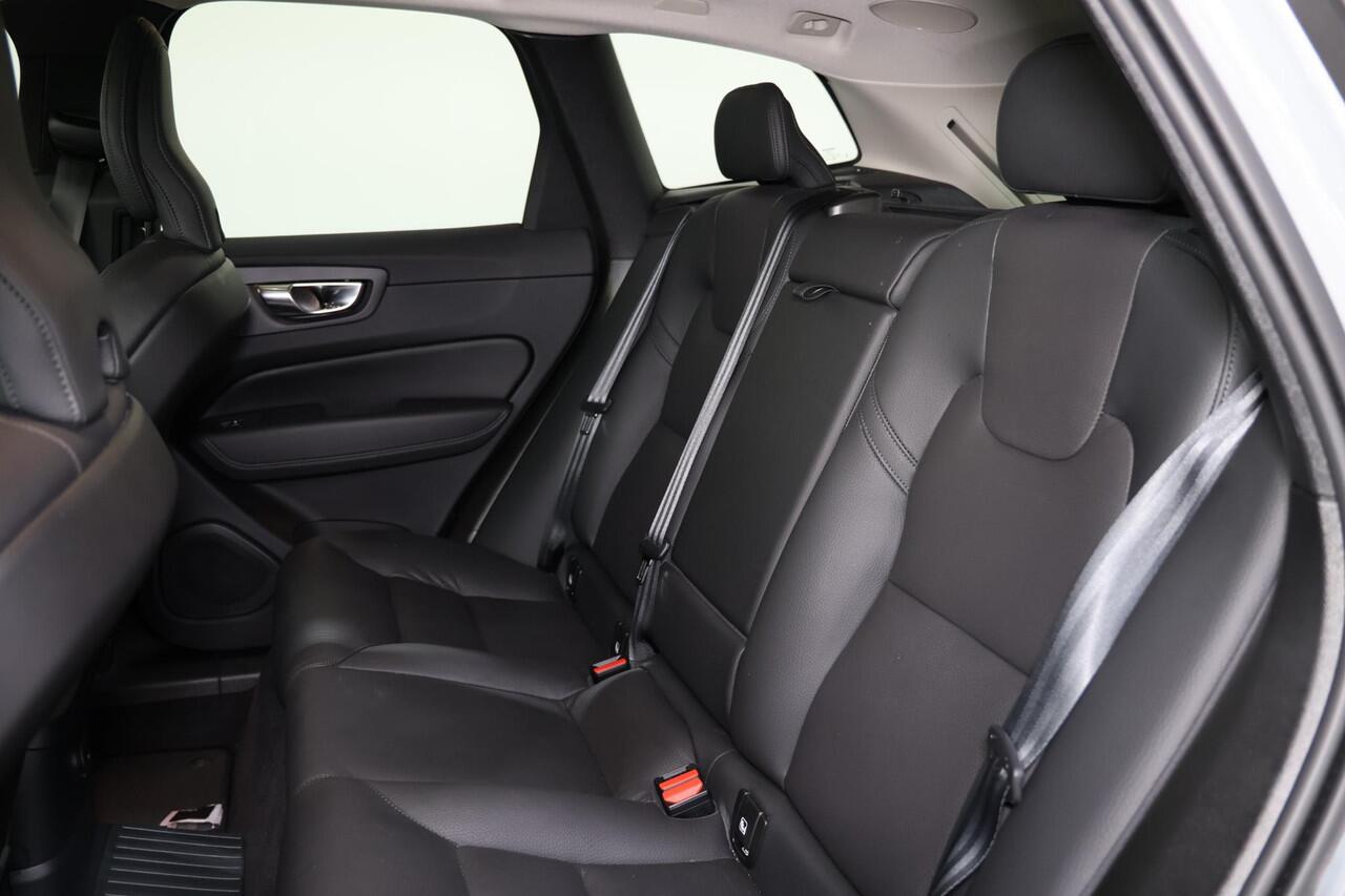 Volvo XC60 T6 Recharge AWD Ultra Dark - Luchtvering - Panorama/schuifdak - IntelliSafe Assist & Surround - 360º Camera - Adaptieve LED koplampen - Verwarmde voorstoelen, stuur & achterbank - Parkeersensoren voor & achter - Elektr. bedienb. voorstoelen met geheugen -