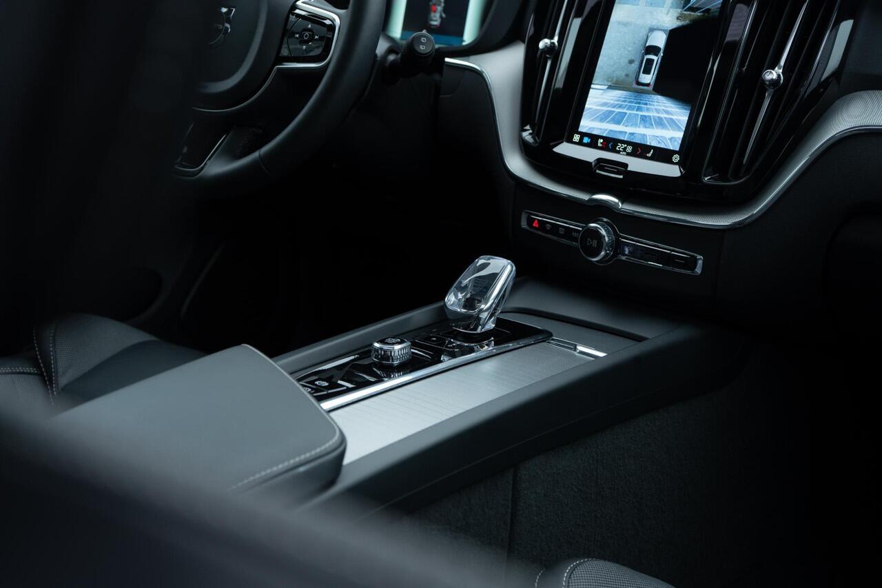 Volvo XC60 T6 Plug-in hybrid AWD Plus Black Edition | Long Range | Trekhaak | BLIS | Panoramadak | Adaptive cruise-control | 360° camera | Verw.stoelen V+A | Harman Kardon | Donker glas | 21" wielen