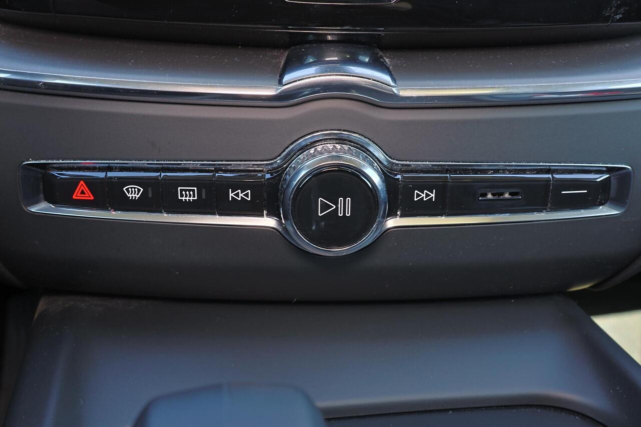 Volvo XC60 T6 Recharge AWD Core Bright - Panorama/schuifdak - IntelliSafe Assist - Adaptieve LED koplampen - Parkeercamera achter - Verwarmde voorstoelen, stuur & achterbank - Parkeersensoren voor & achter - Draadloze tel. lader - Standkachel - Extra getint glas - E