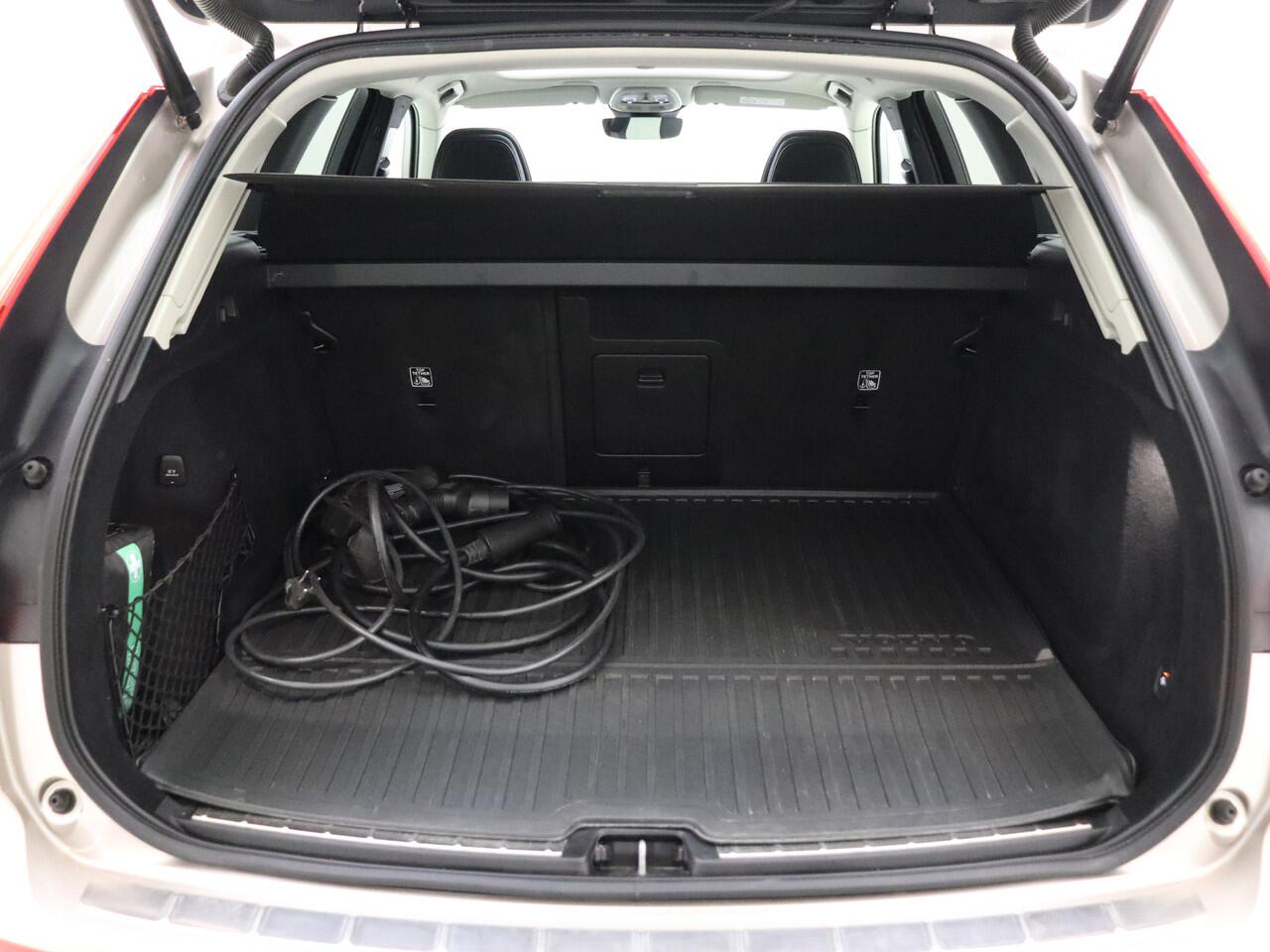 Volvo XC60 T6 350pk AWD Core Bright / Panoramadak / Pilot Assist / Stoel/- en stuurverwarming / Trekhaak / H&K audio / Lederen bekleding /