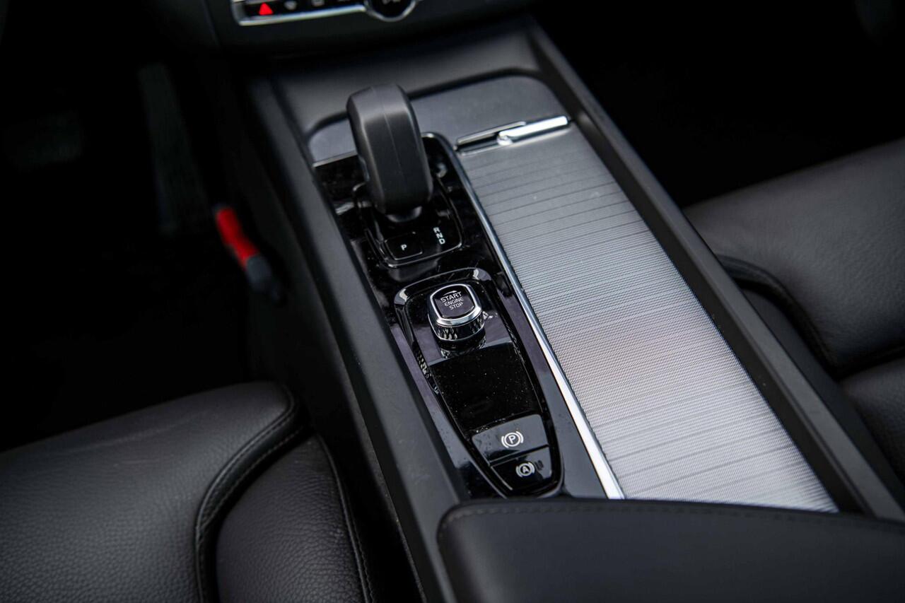 Volvo XC60 2.0 T6 Plug-in hybrid AWD Plus Dark | Adaptieve cruise control | Trekhaak | Stoel- en stuurverwarming | BLIS | Panorama dak |Schuif/kanteldak | Elektrisch verstelbare voorstoelen met geheugen |