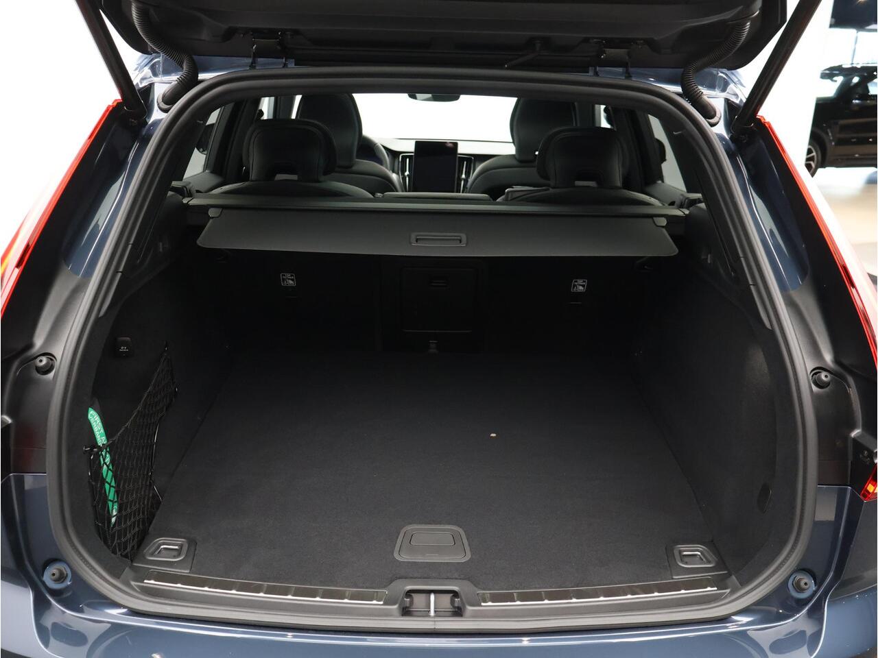 Volvo XC60 2.0 T6 Plug-in hybrid AWD Plus Black Edition / Panoramadak / Elektrische Stoelen / Harman Kardon / Stoel+Stuurverwarming / Getint Glas / BLIS / Keyless /