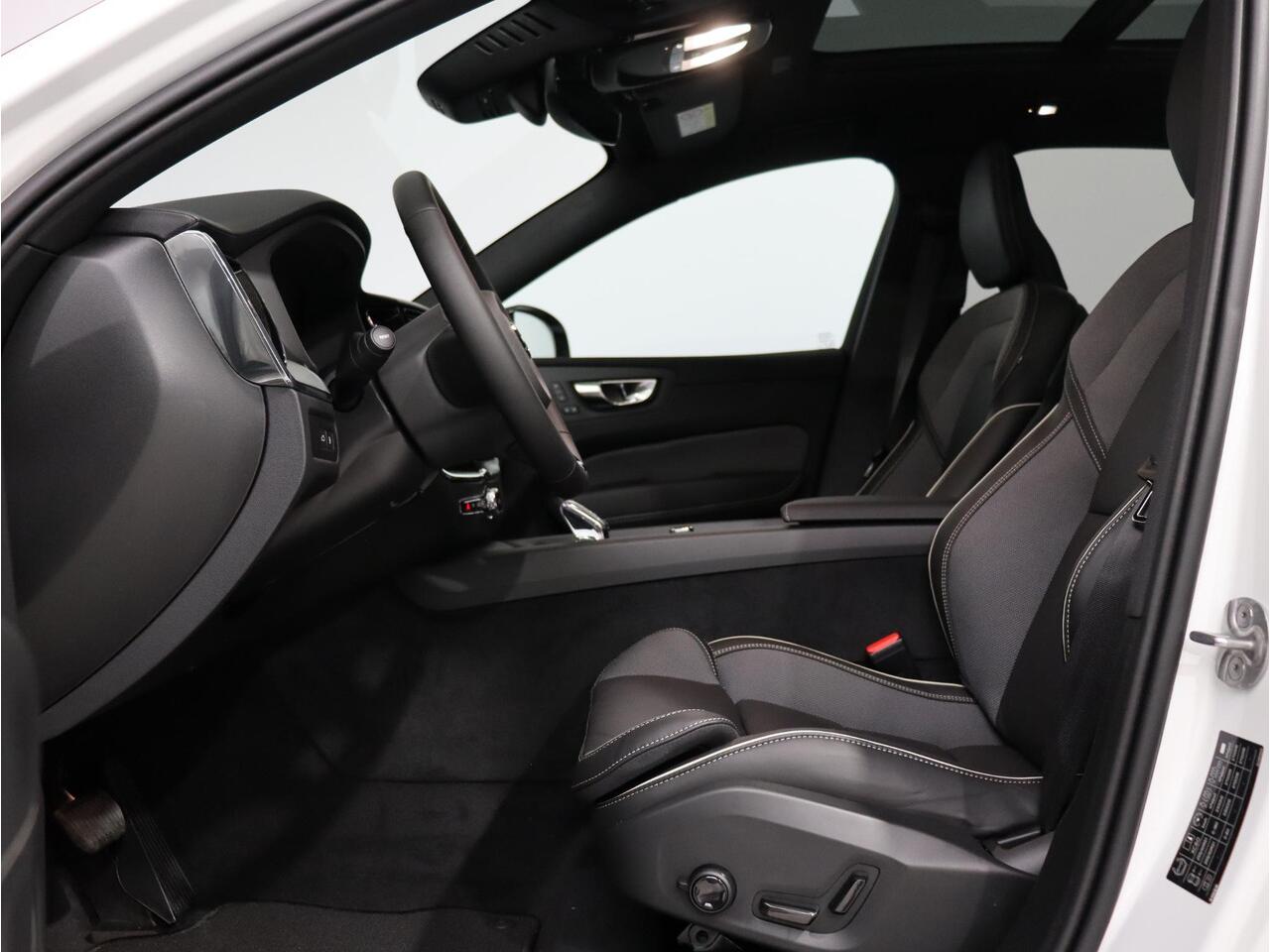 Volvo XC60 T6 AWD Plug-in hybrid Ultra Dark / Stoel+stuur+achterbankverwarming / Contourstoelen / Privacy glass / Elektr. bed. stoelen