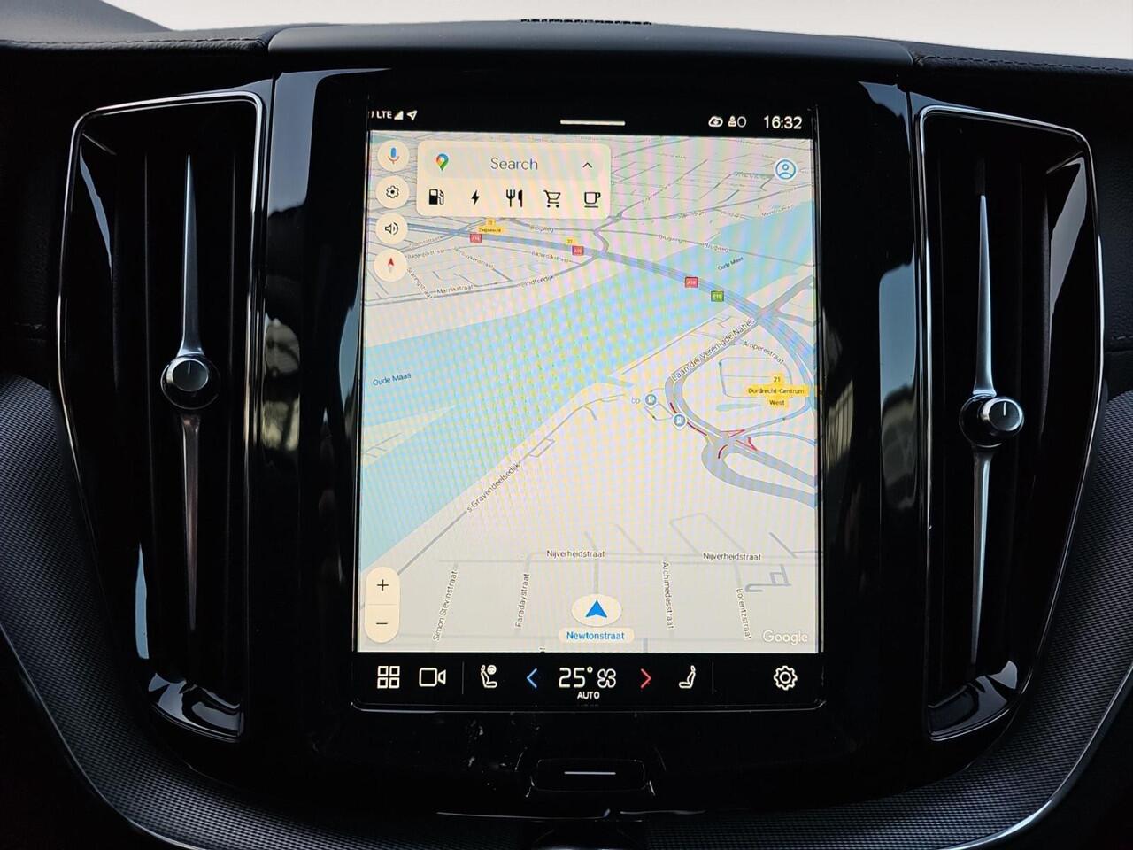 Volvo XC60 2.0 T6 Plug-in hybrid AWD Ultimate Dark | Head-up Display | Stoelverwarming | 360 graden camera | Harman/Kardon Audio |