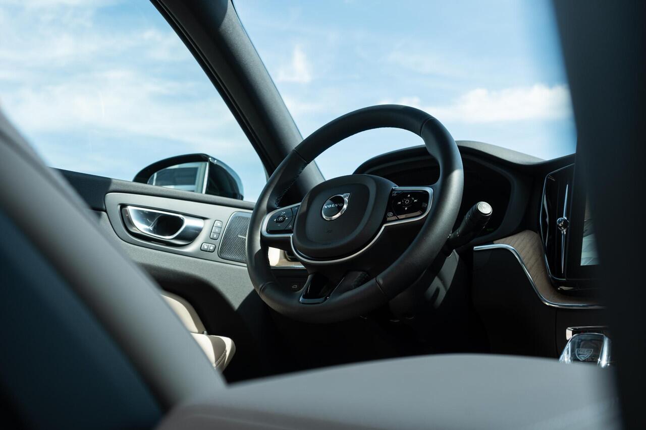 Volvo XC60 T6 AWD 350 pk Plug-in hybrid Plus Dark | Long Range | Google | Luchtvering | Head-Up Display | Schuif-/Kanteldak | 360 Camera | Getint Glas | Keyless | Zitverlenging | Stoelverwarming Voor + Achter | Memory | Elek. Stoelen | Adaptieve Cruise | Elek. Stoel