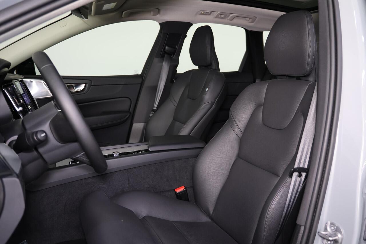Volvo XC60 T6 Recharge AWD Ultra Dark - Luchtvering - Panorama/schuifdak - IntelliSafe Assist & Surround - 360º Camera - Adaptieve LED koplampen - Verwarmde voorstoelen, stuur & achterbank - Parkeersensoren voor & achter - Elektr. bedienb. voorstoelen met geheugen -