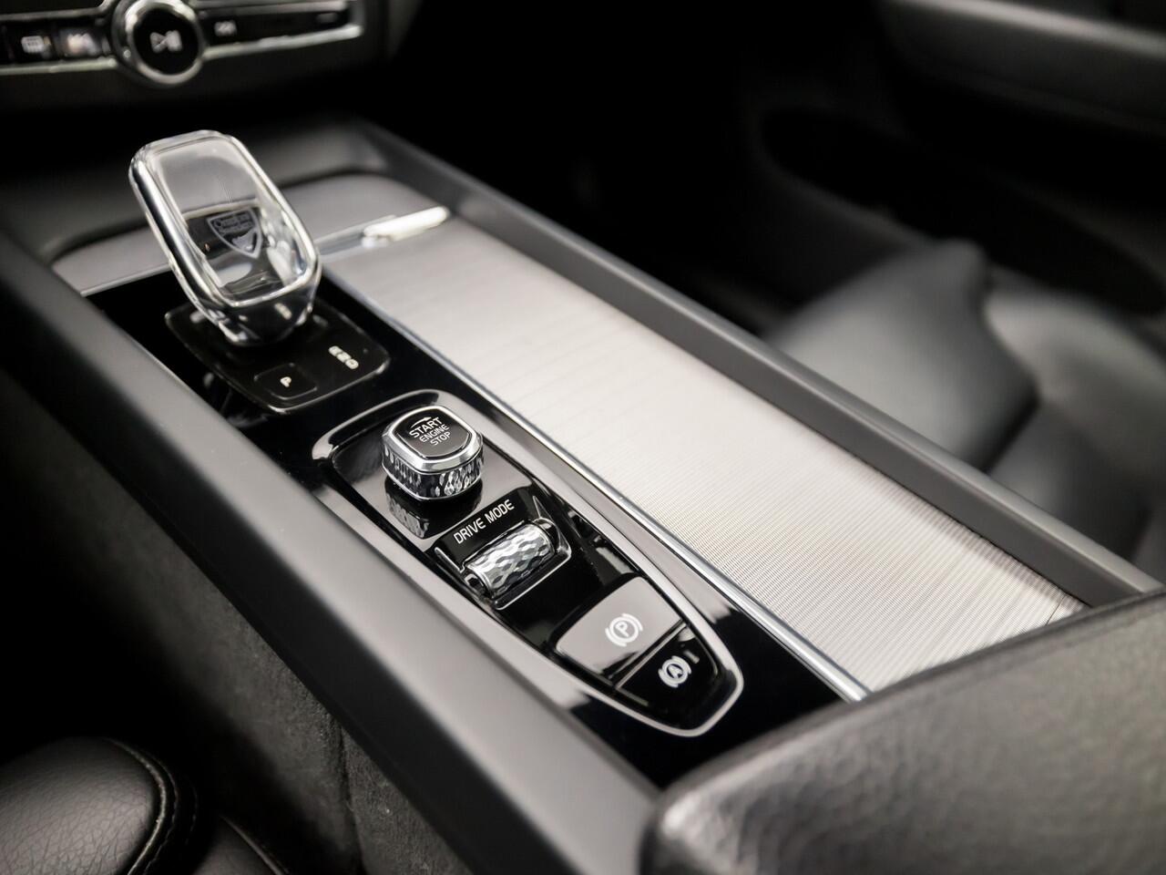 Volvo XC60 2.0 T8 Twin Engine AWD Inscription 391Pk Automaat (PANORAMADAK, APPLE CARPLAY, HARMAN/KARDON, MEMORY SEATS, ZWART HEMEL, STOELVERWARMING VOOR/ACHTER, LUXE LEDER, TREKHAAK, CAMERA, STUURWIEL VERWARMD, NIEUWSTAAT)